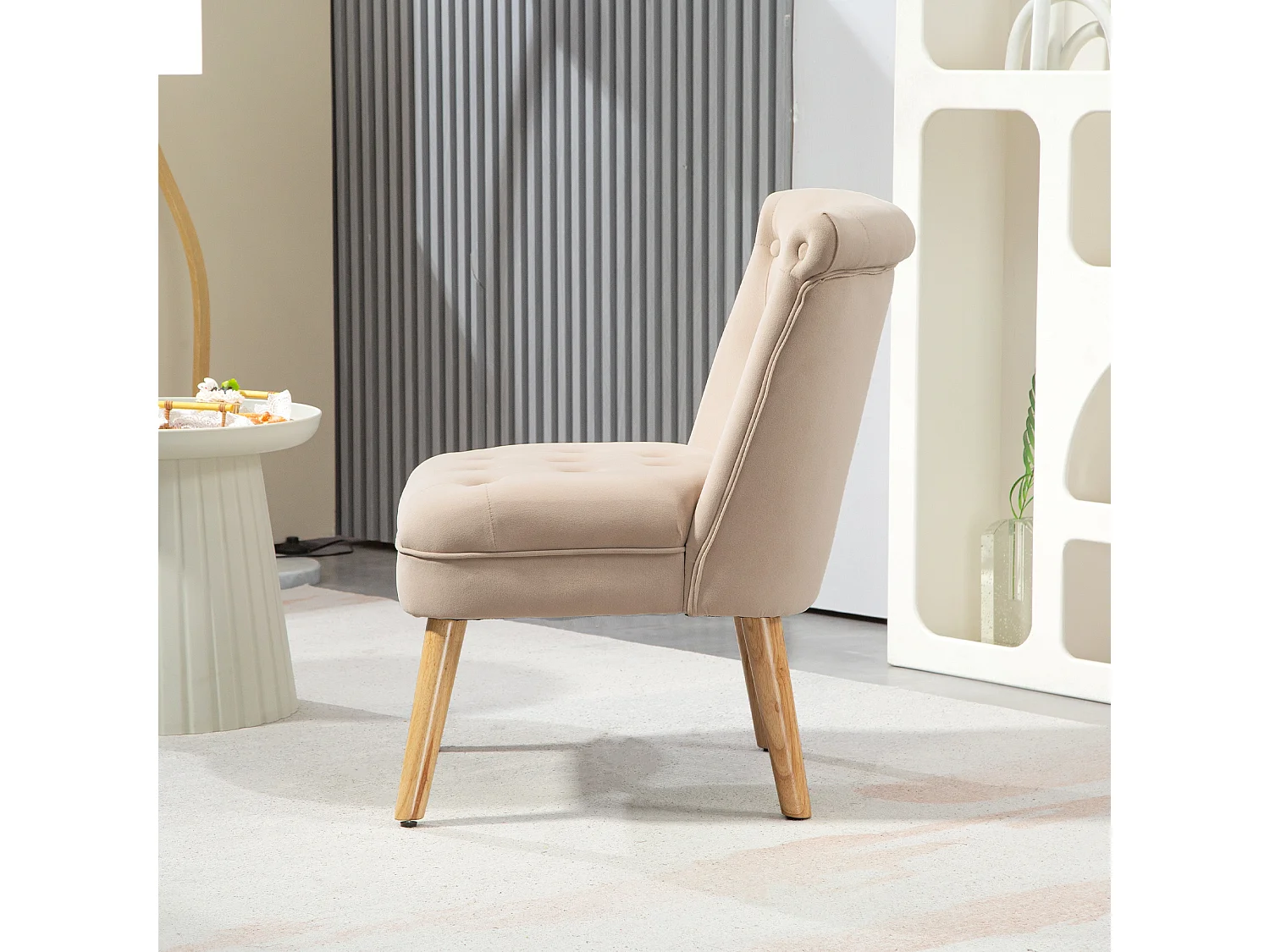 Poltrona per salotto imbottita e trapuntata a bottoni in velluto beige