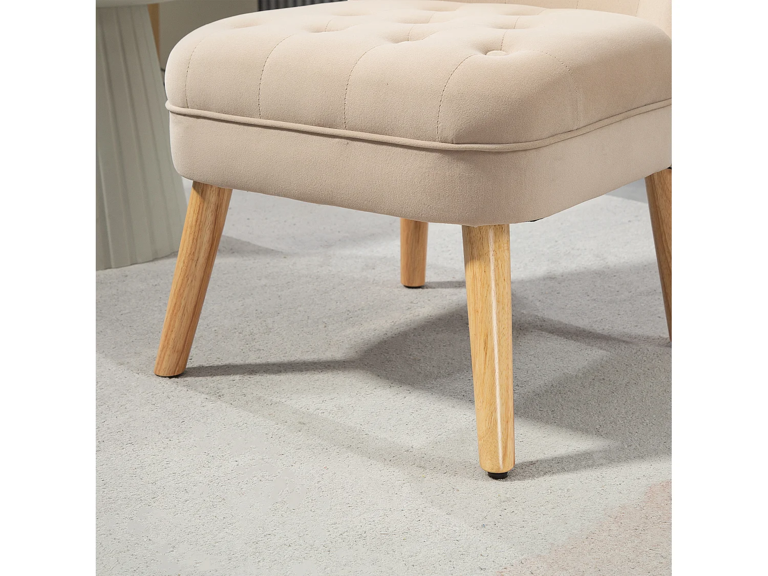 Poltrona per salotto imbottita e trapuntata a bottoni in velluto beige