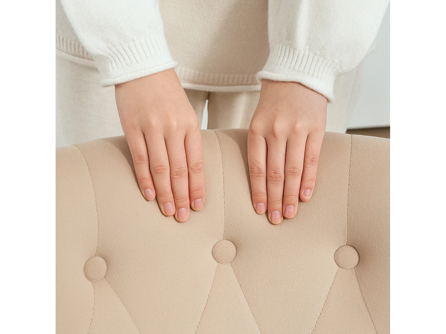 Poltrona per salotto imbottita e trapuntata a bottoni in velluto beige