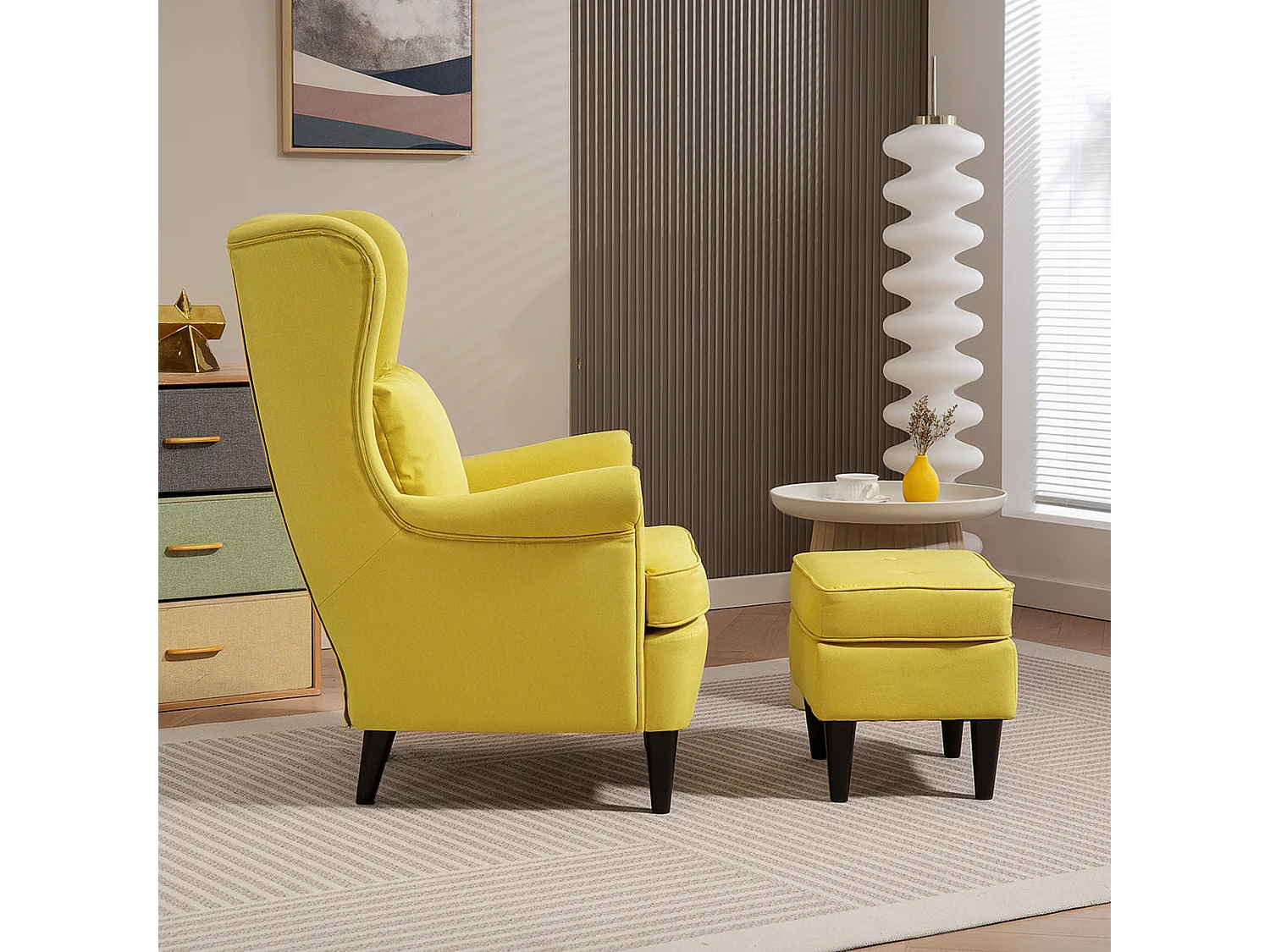 Poltrona con poggiapiedi abbinato in stile contemporaneo giallo