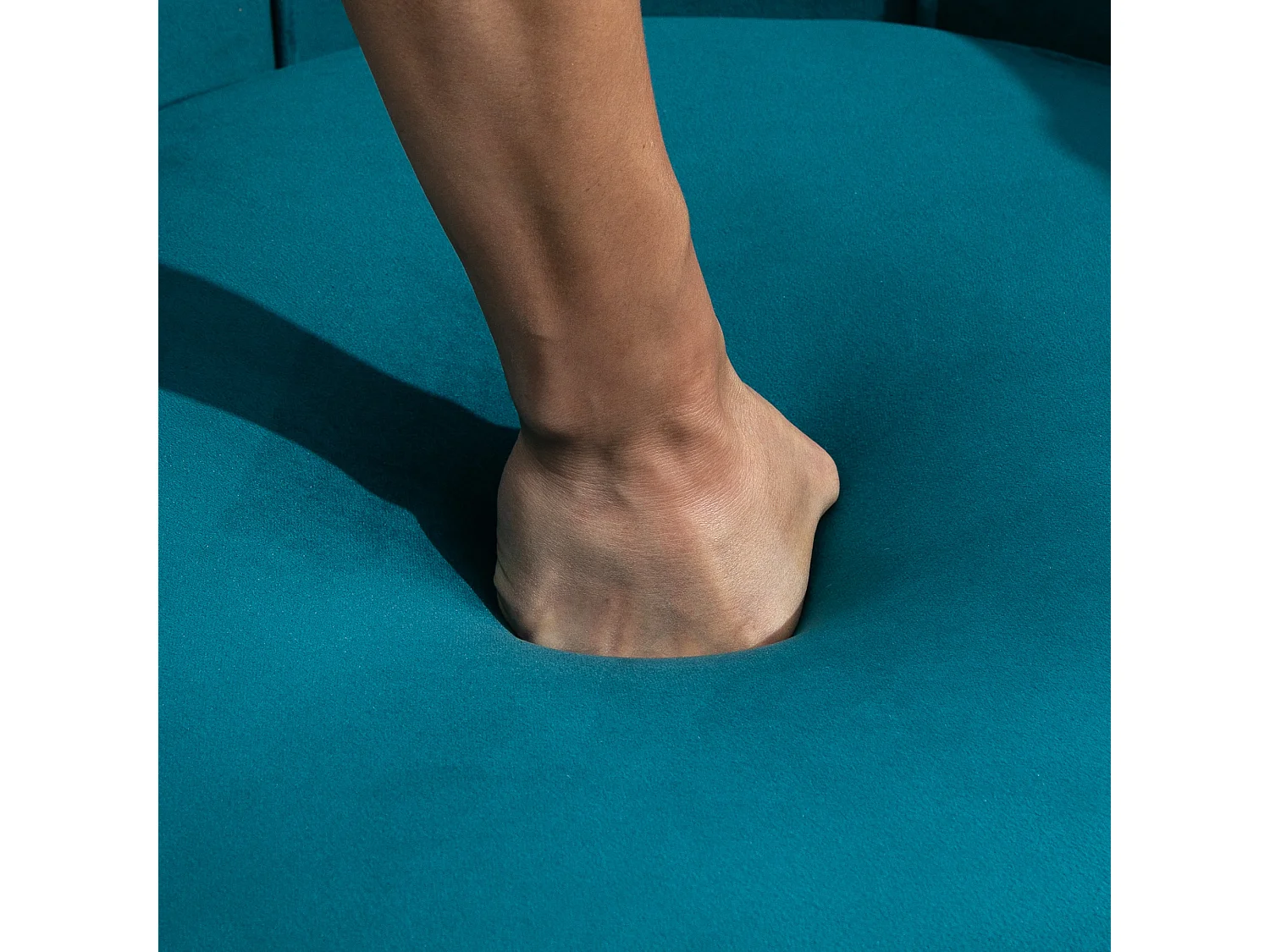 Poltrona di design stile vintage imbottita in velluto verde