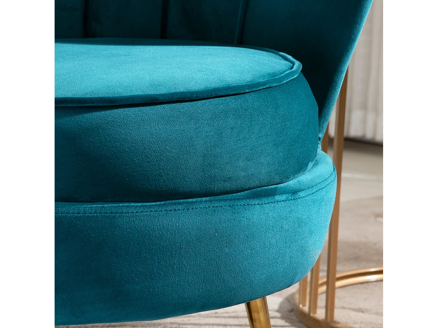 Poltrona di design stile vintage imbottita in velluto verde