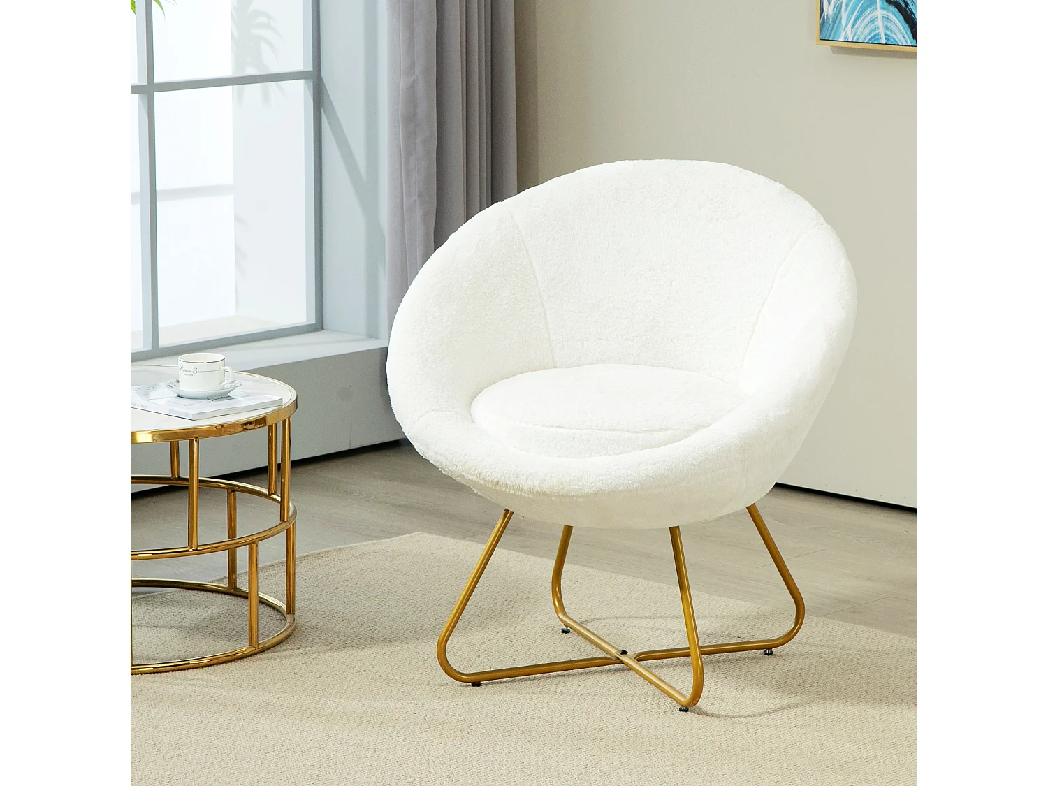 Poltroncina da camera in finta pelliccia e gambe in metallo bianco