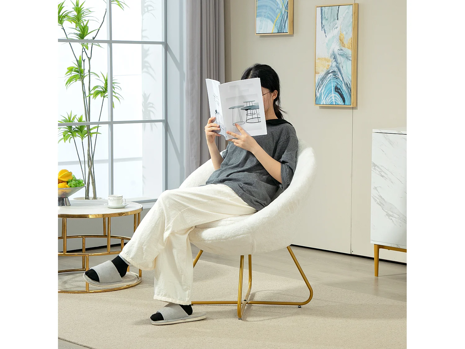 Poltroncina da camera in finta pelliccia e gambe in metallo bianco