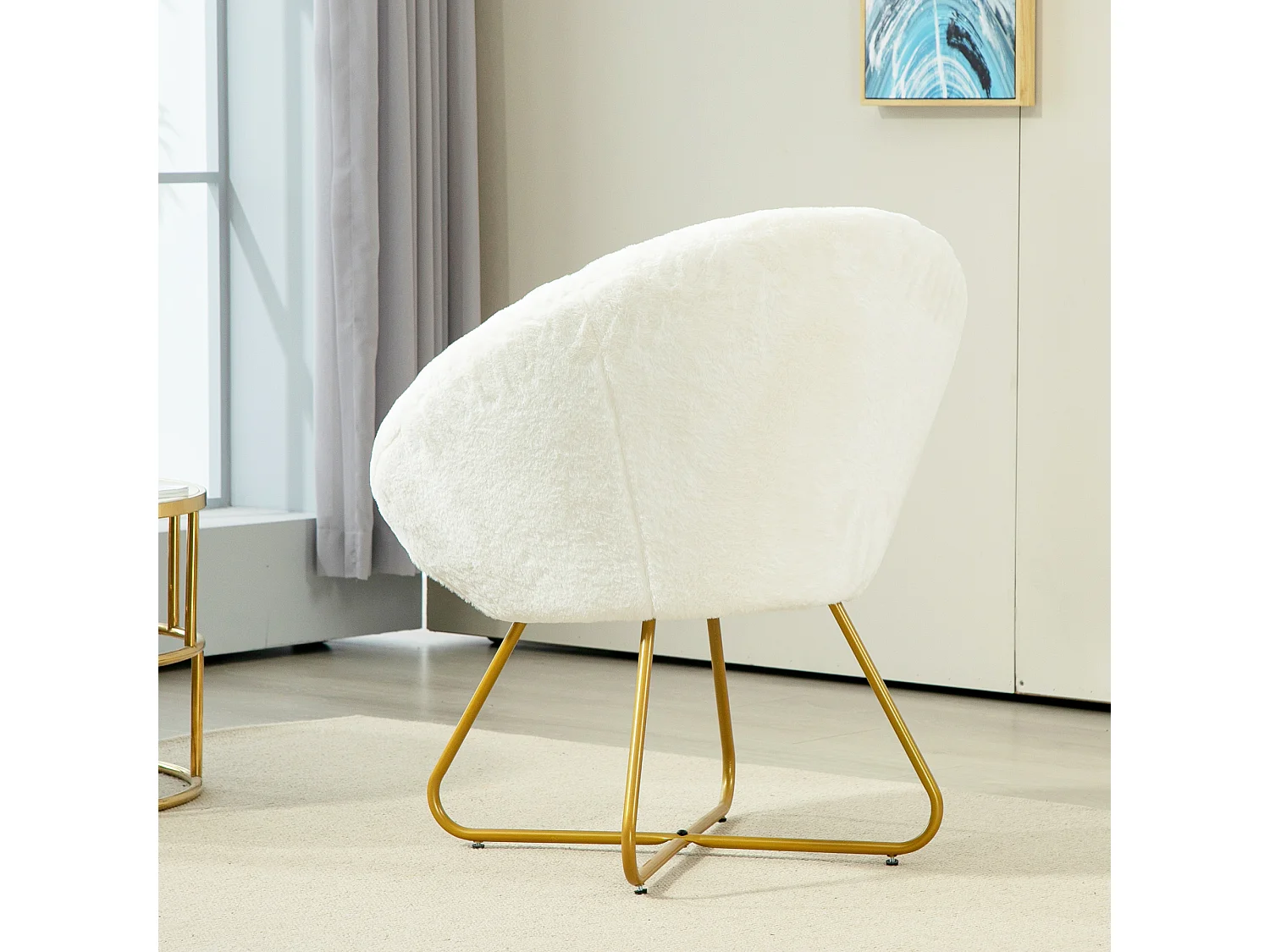 Poltroncina da camera in finta pelliccia e gambe in metallo bianco