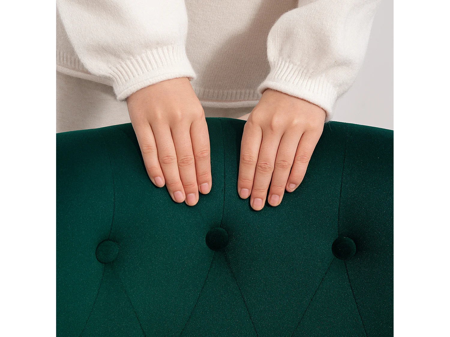 Poltrona per salotto imbottita e trapuntata a bottoni in velluto verde