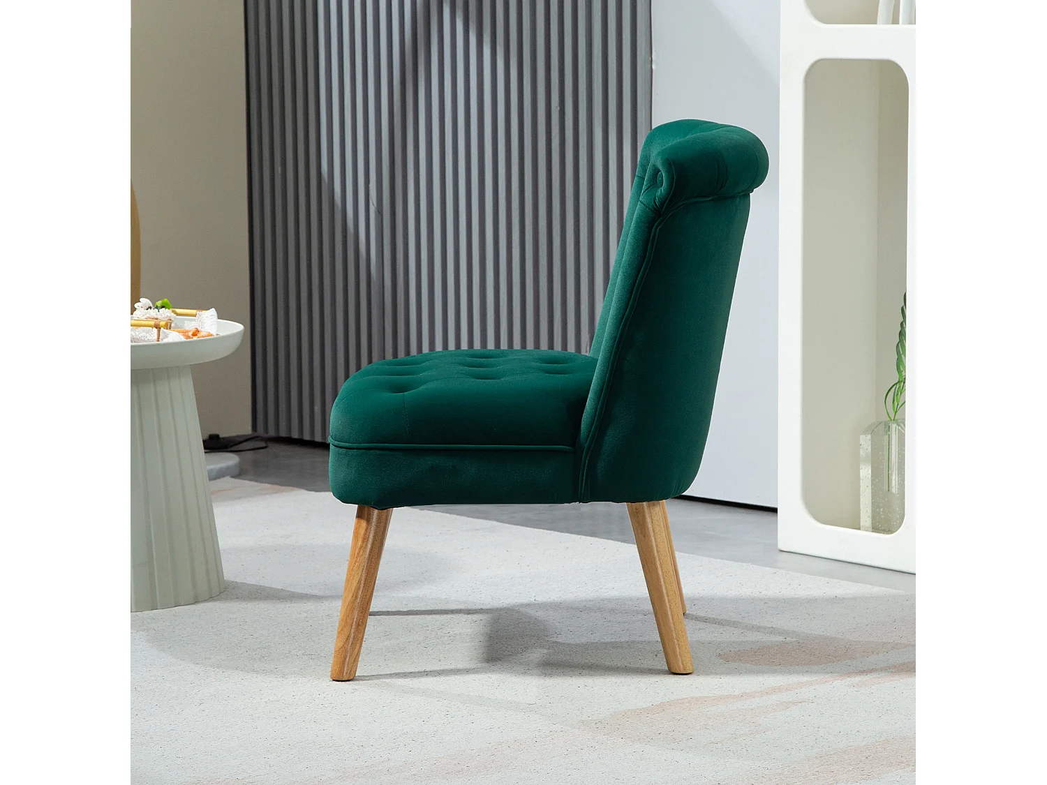 Poltrona per salotto imbottita e trapuntata a bottoni in velluto verde