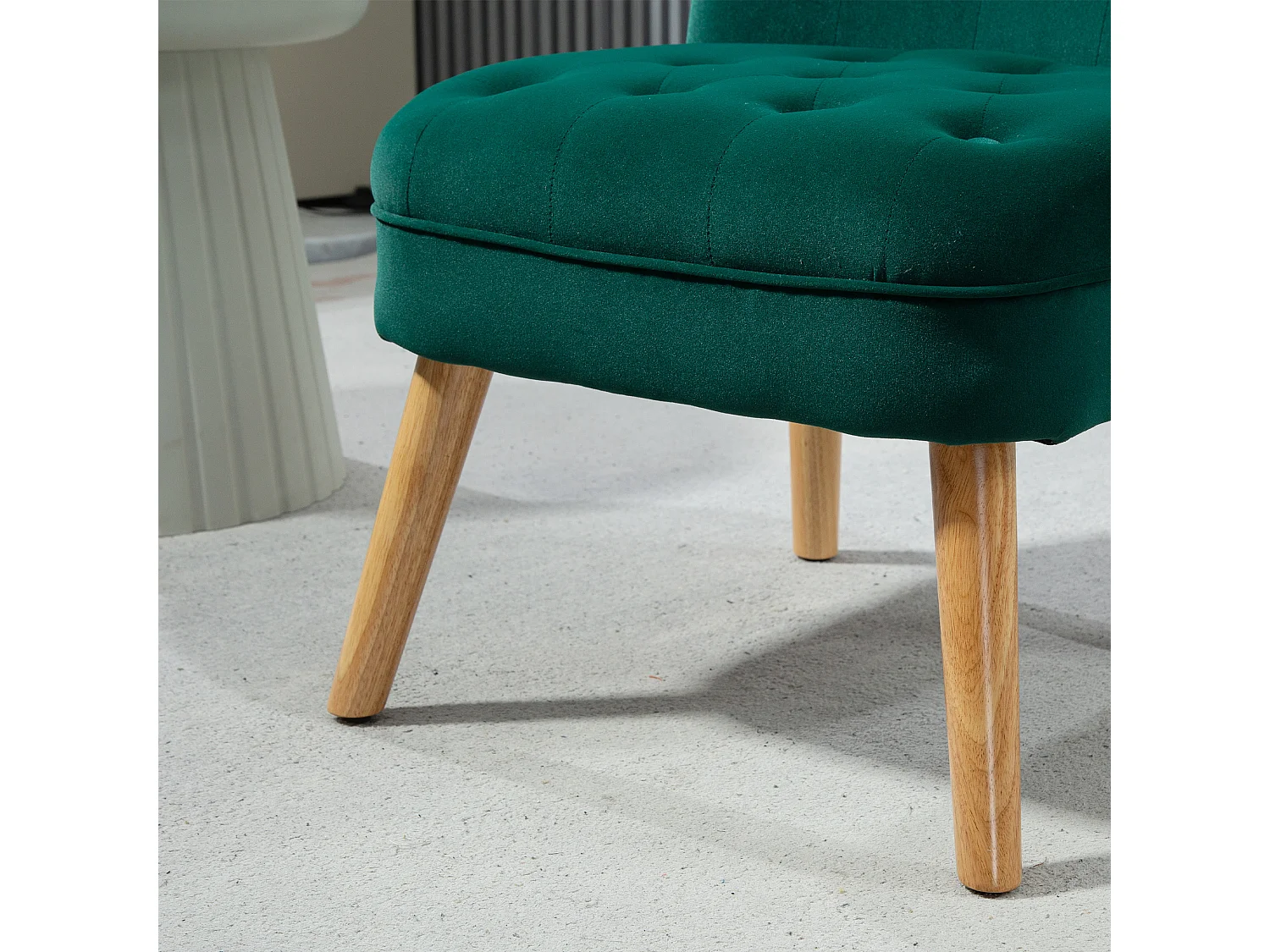 Poltrona per salotto imbottita e trapuntata a bottoni in velluto verde