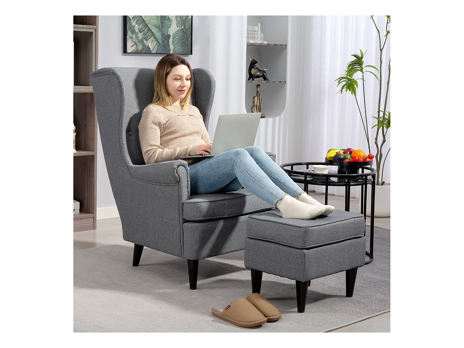 Poltrona da camera con pouf schienale alto e cuscino in tessuto grigio