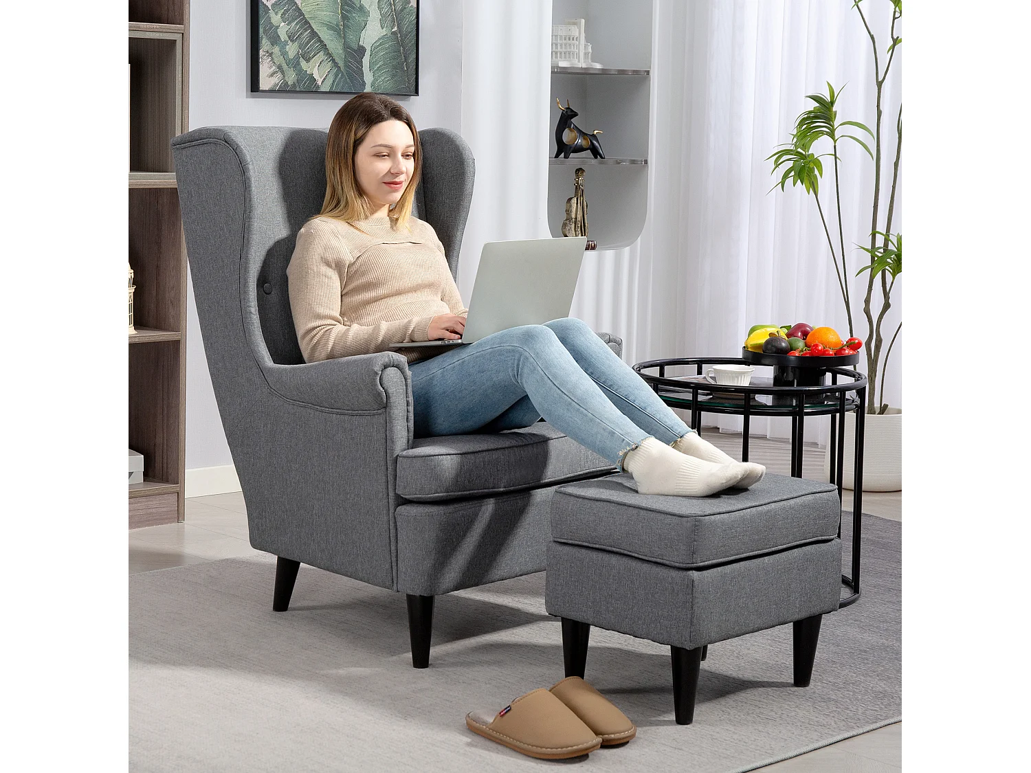 Poltrona da camera con pouf schienale alto e cuscino in tessuto grigio