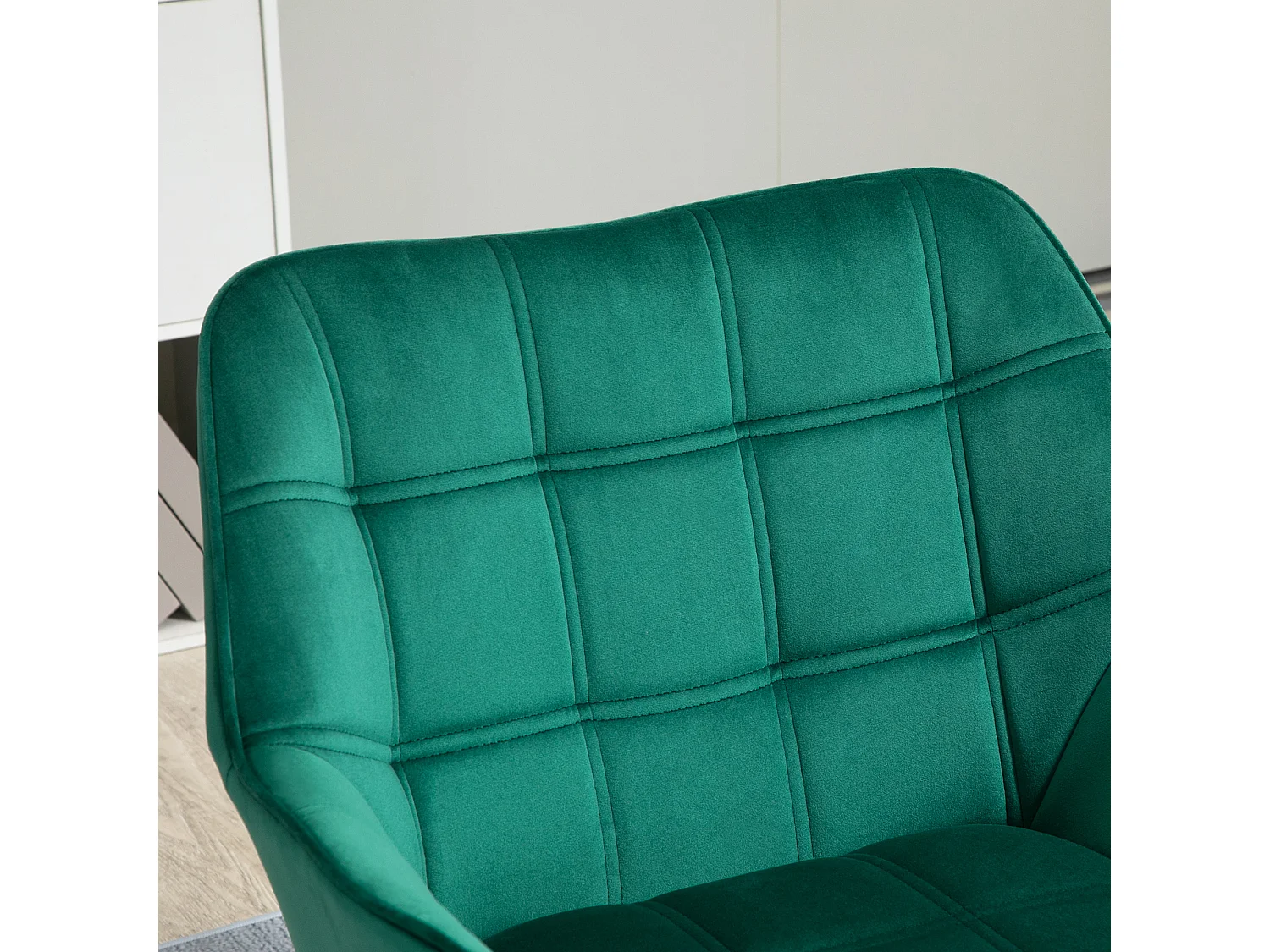 Poltroncina stile nordico in legno ed effetto velluto verde