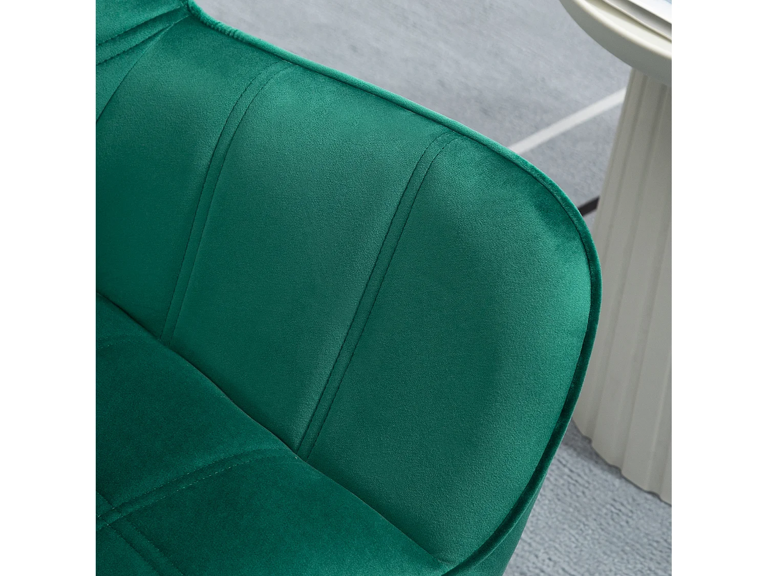 Poltroncina stile nordico in legno ed effetto velluto verde