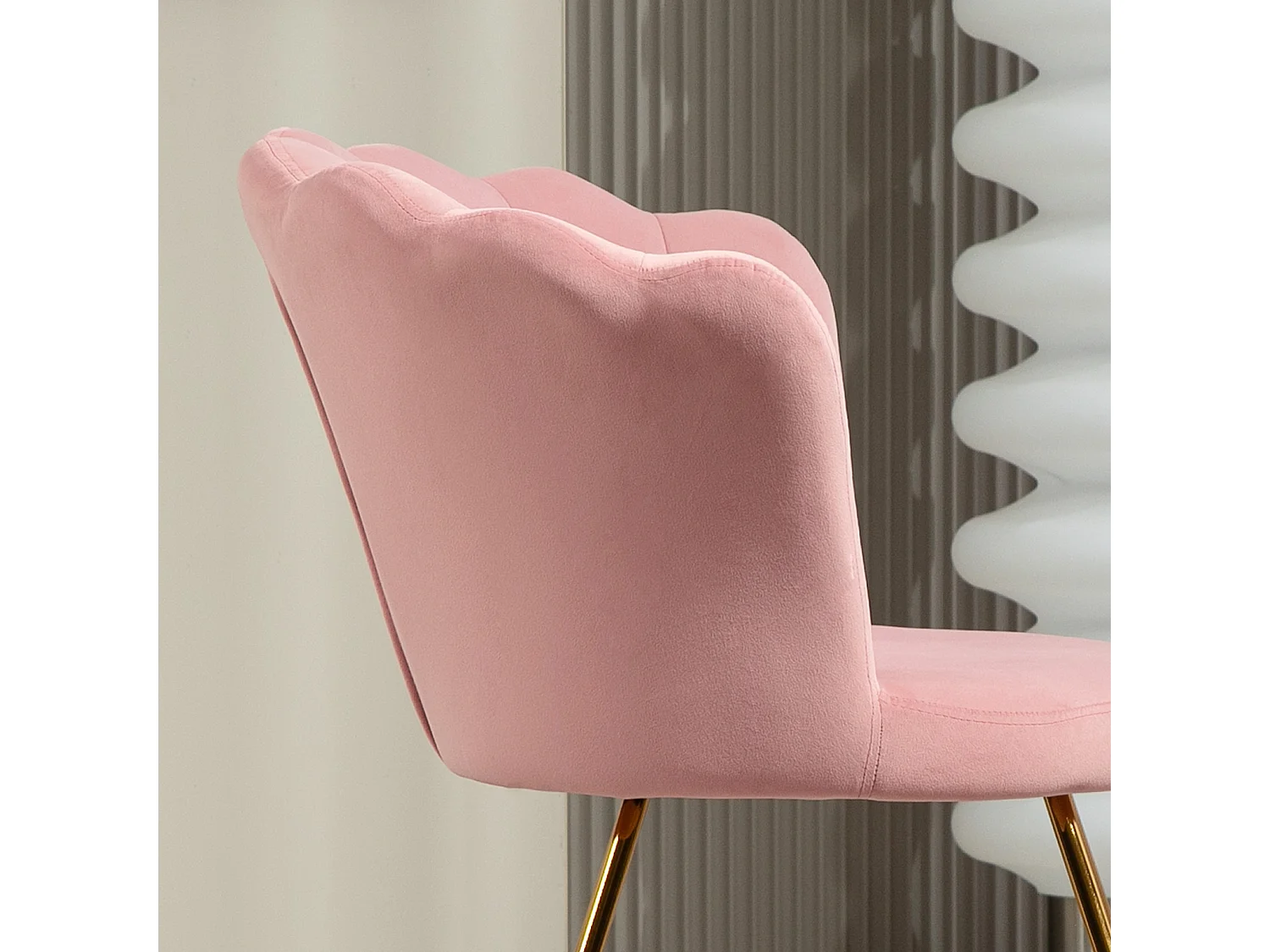 Sedia moderna ergonomica con schienale a petalo vellutato rosa e oro