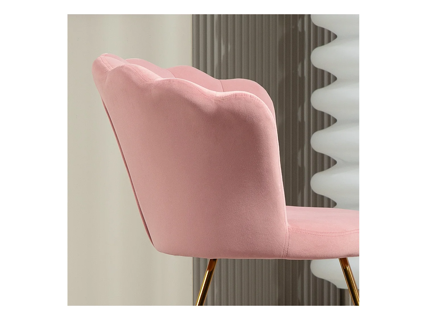 Sedia moderna ergonomica con schienale a petalo vellutato rosa e oro