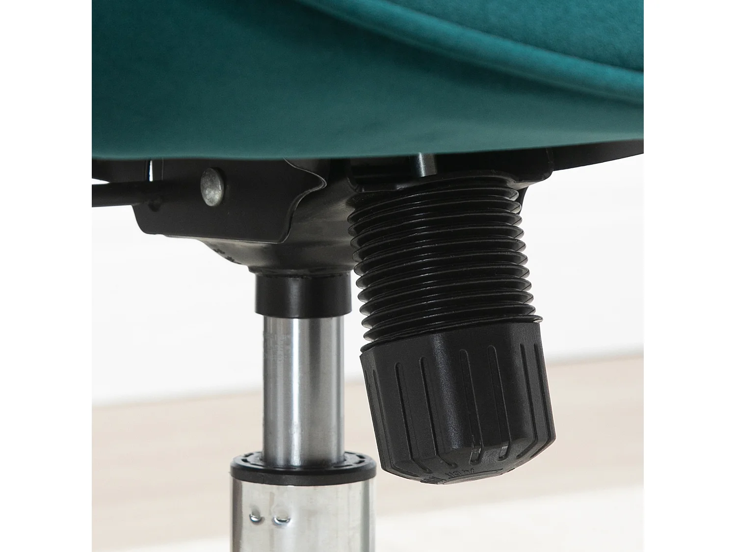 Poltroncina in velluto girevole con altezza regolabile