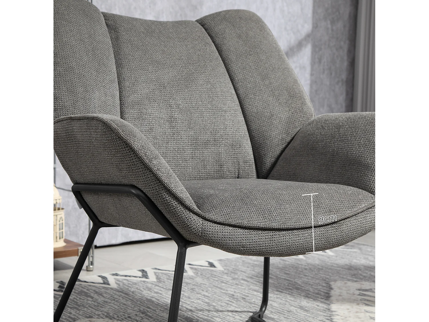 Poltrona d'arredo con braccioli inclinati in tessuto simil lino grigio