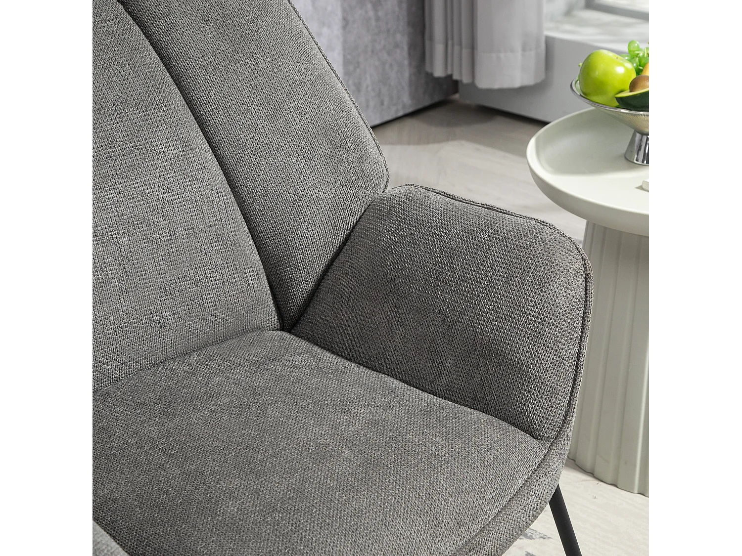 Poltrona d'arredo con braccioli inclinati in tessuto simil lino grigio