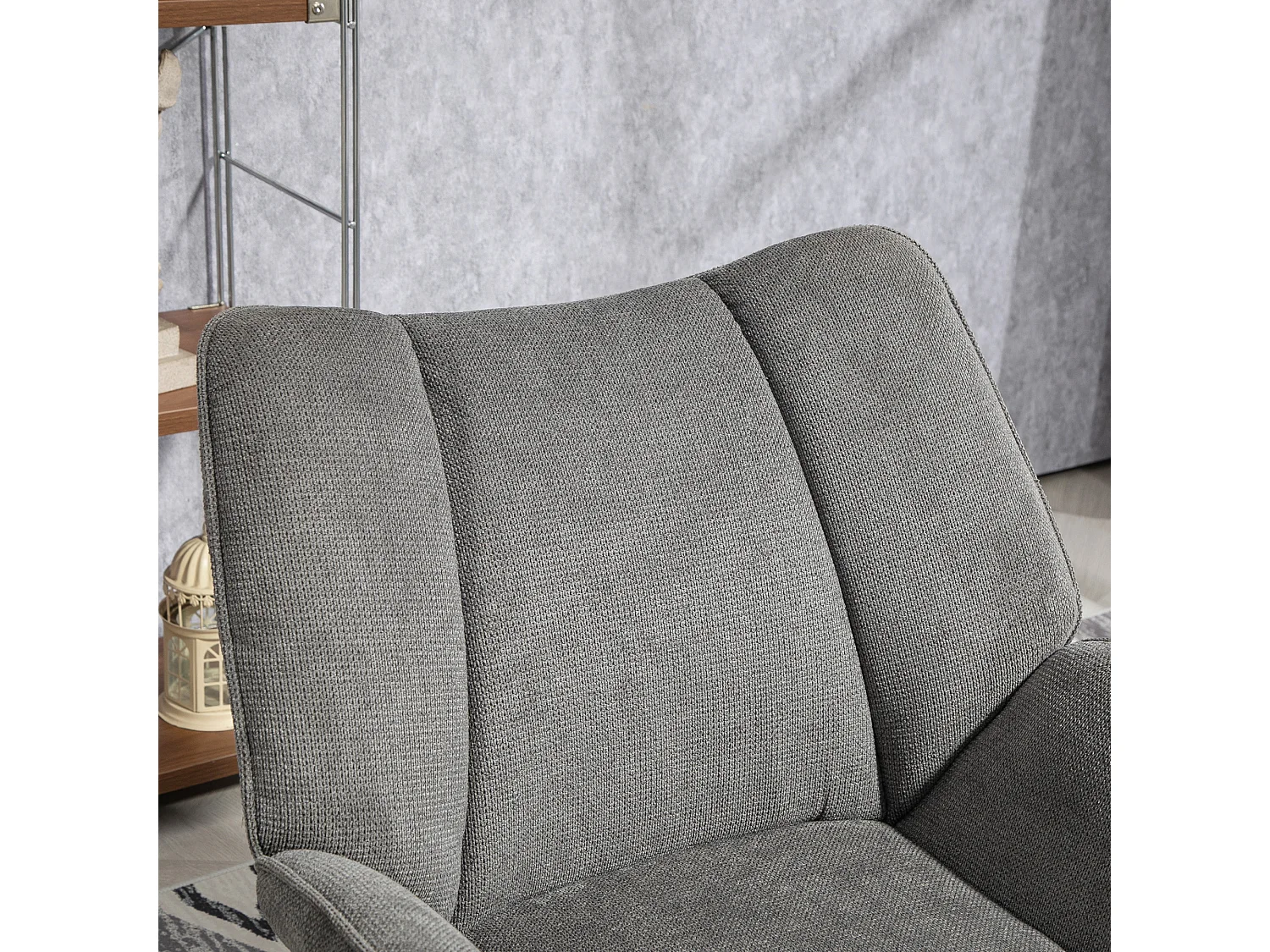 Poltrona d'arredo con braccioli inclinati in tessuto simil lino grigio