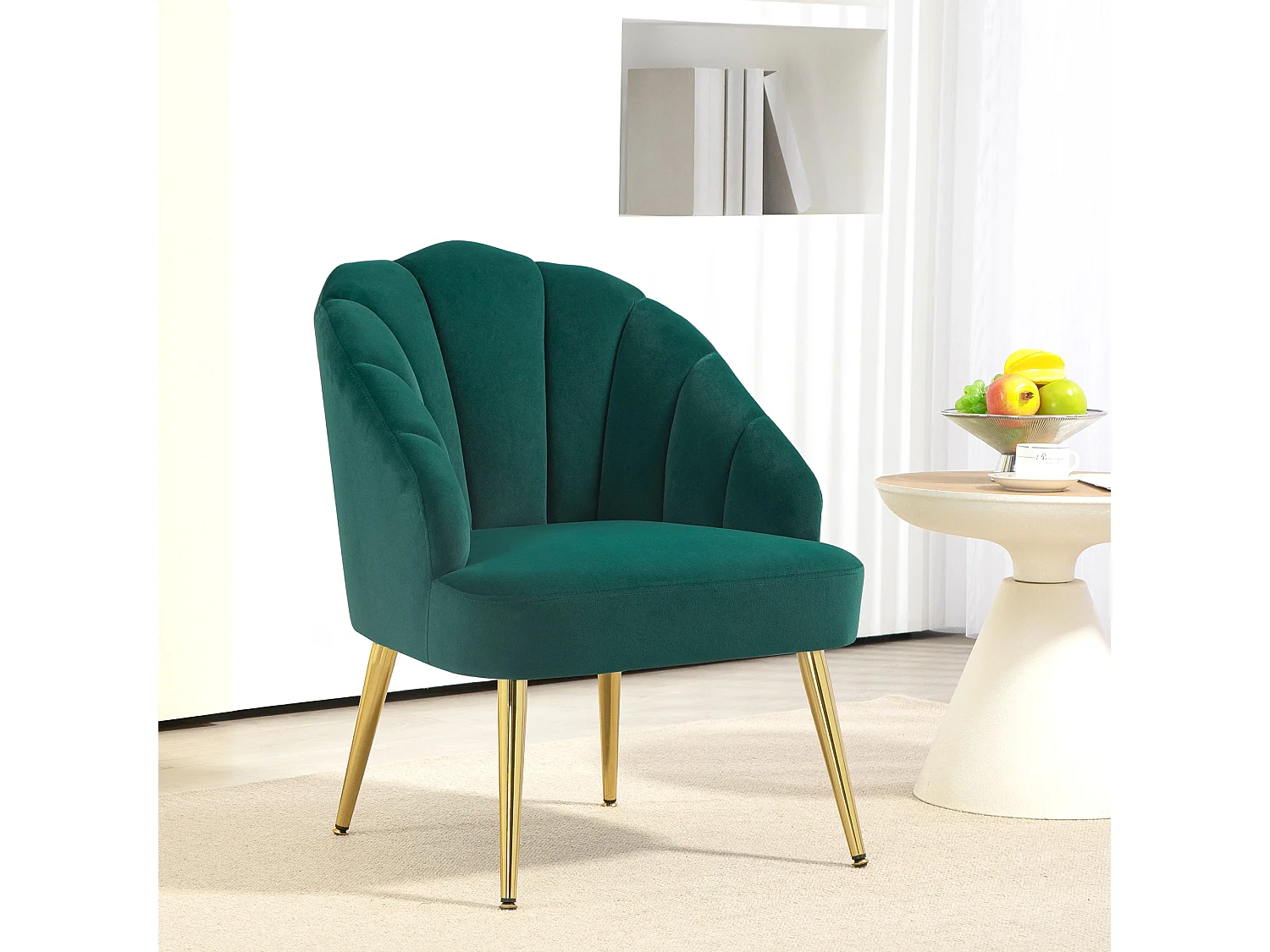 Poltroncina da camera effetto velluto con schienale a conchiglia verde