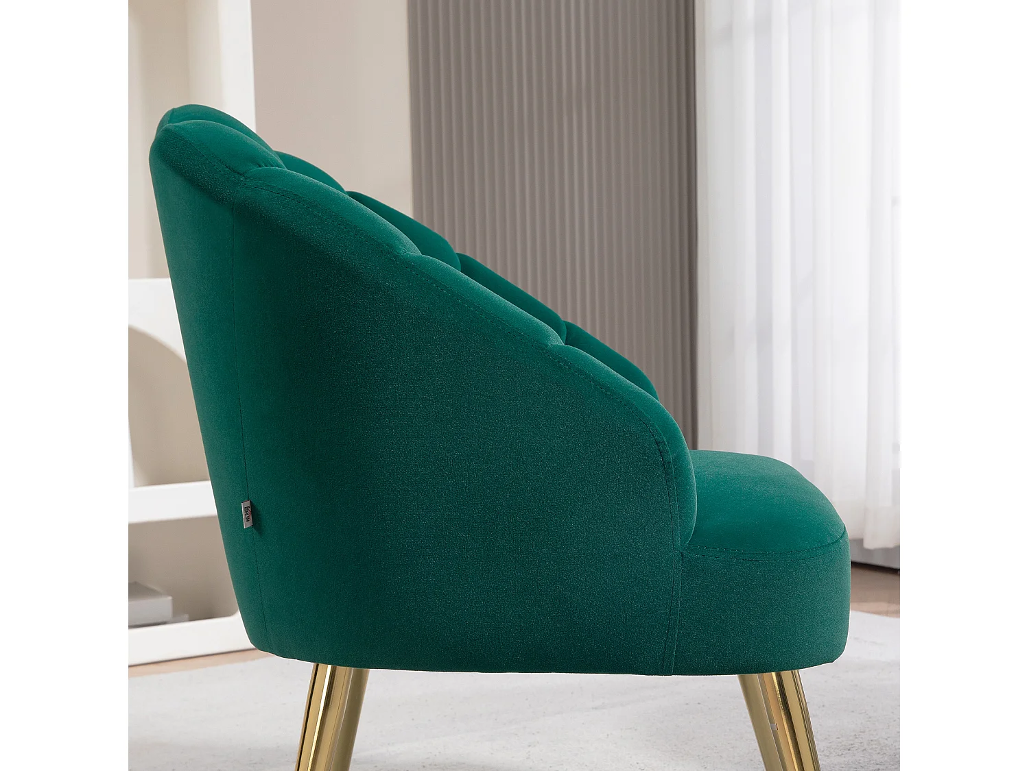 Poltroncina da camera effetto velluto con schienale a conchiglia verde