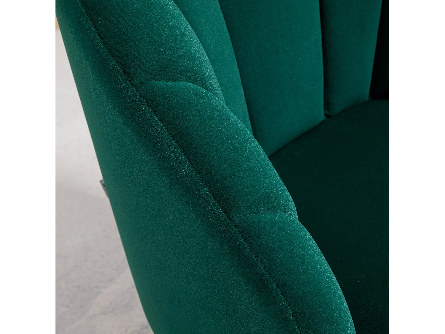 Poltroncina da camera effetto velluto con schienale a conchiglia verde