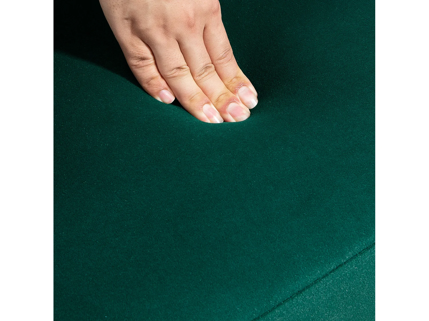 Poltroncina da camera effetto velluto con schienale a conchiglia verde