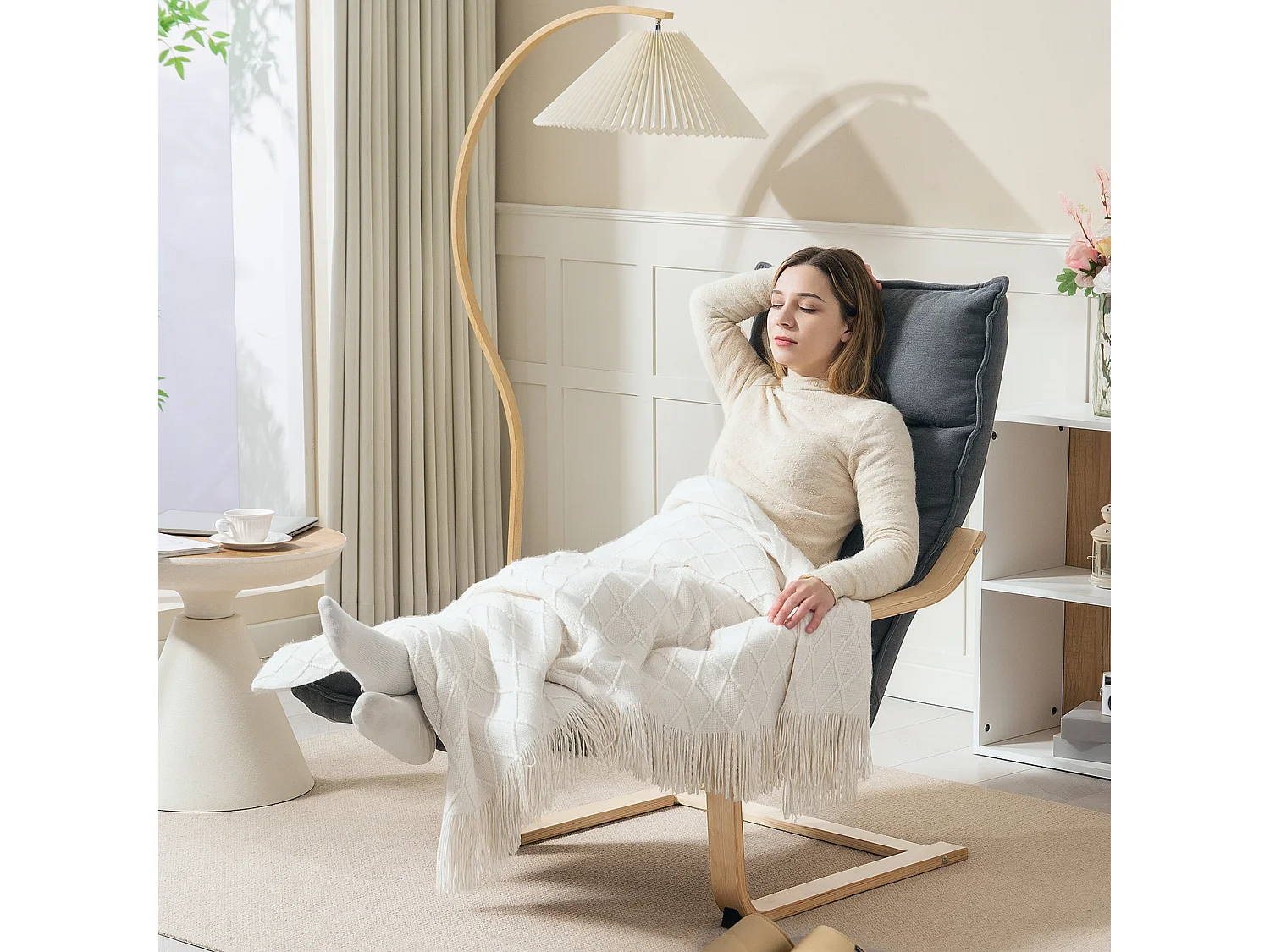 Poltrona relax con poggiapiedi regolabile in legno e velluto grigio