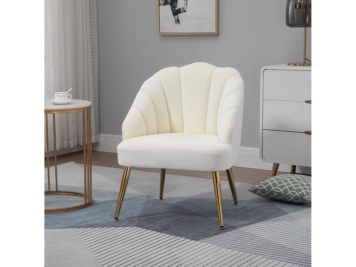 Poltroncina da camera in velluto con schienale a conchiglia