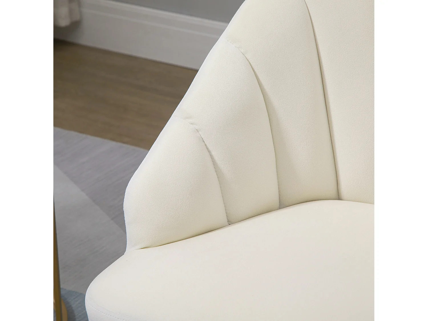 Poltroncina da camera in velluto con schienale a conchiglia