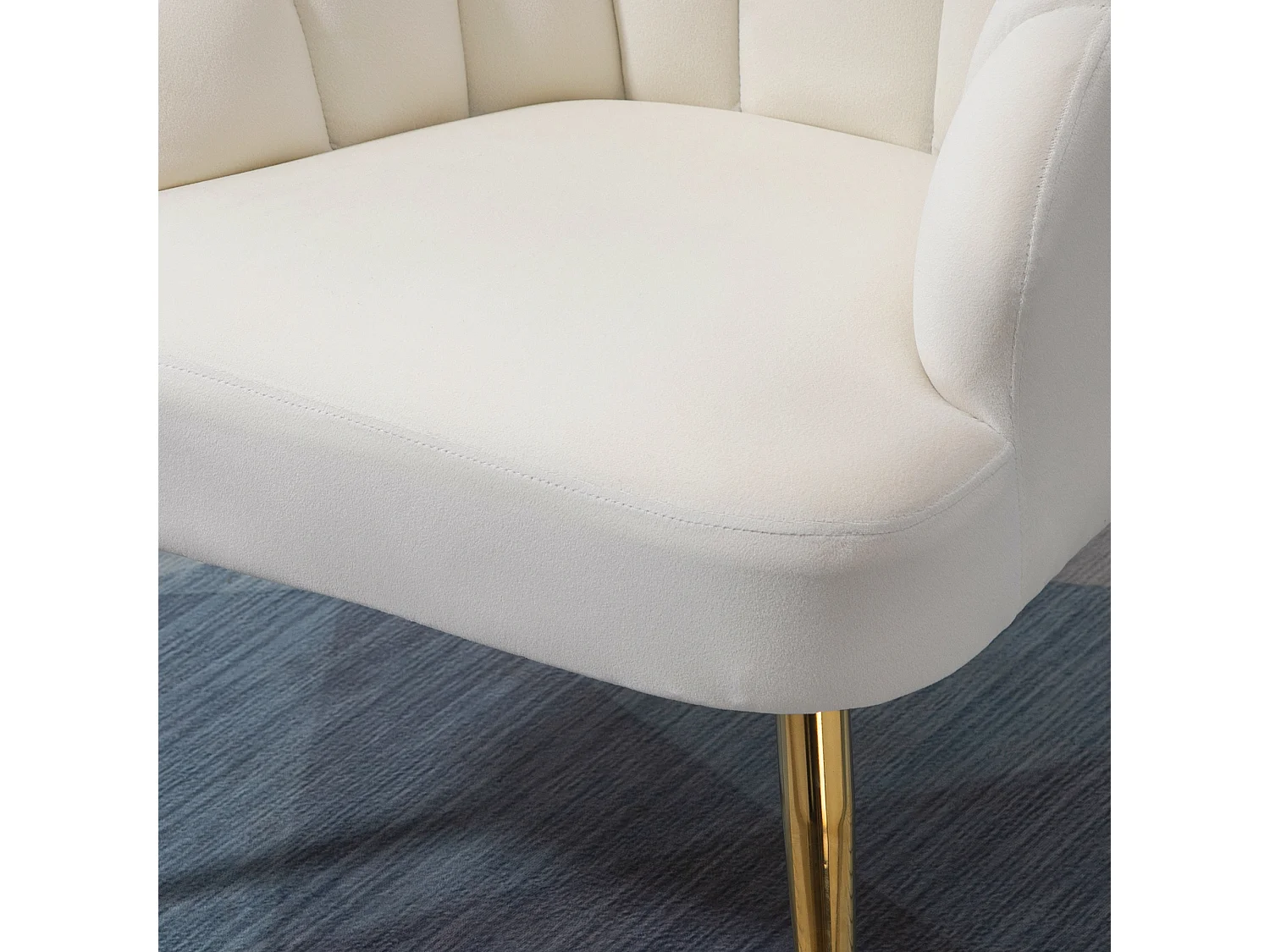 Poltroncina da camera in velluto con schienale a conchiglia