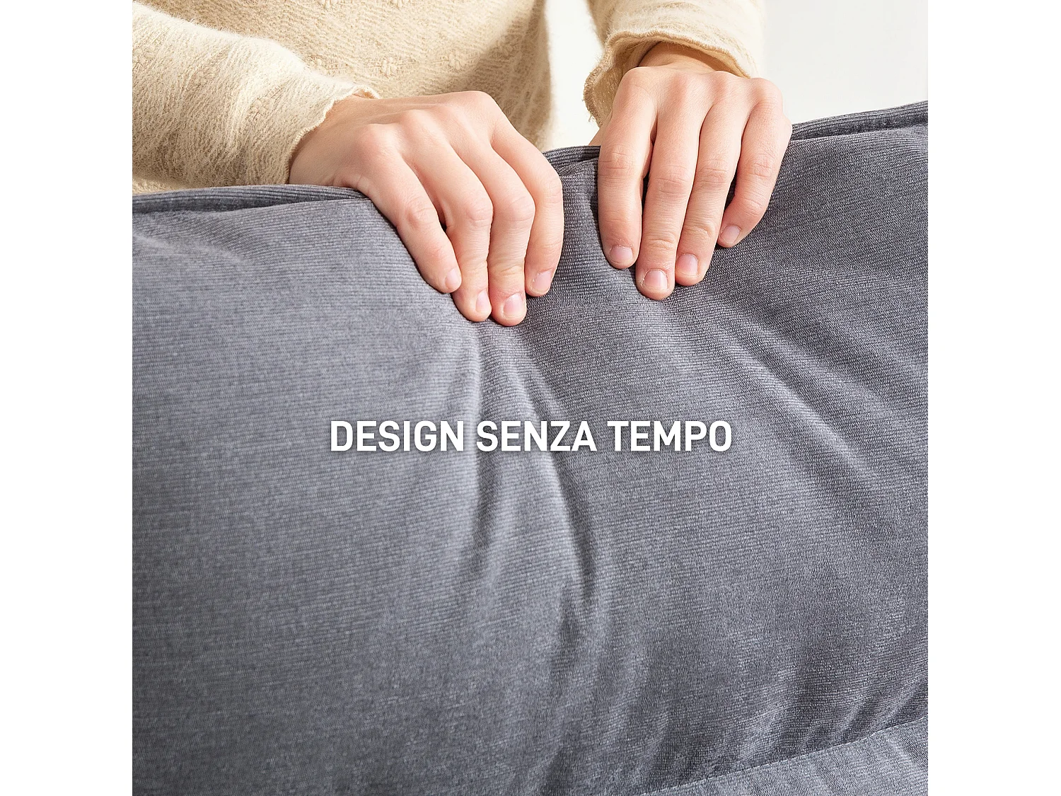 Poltrona a dondolo con cuscini spessi in velluto e legno grigio