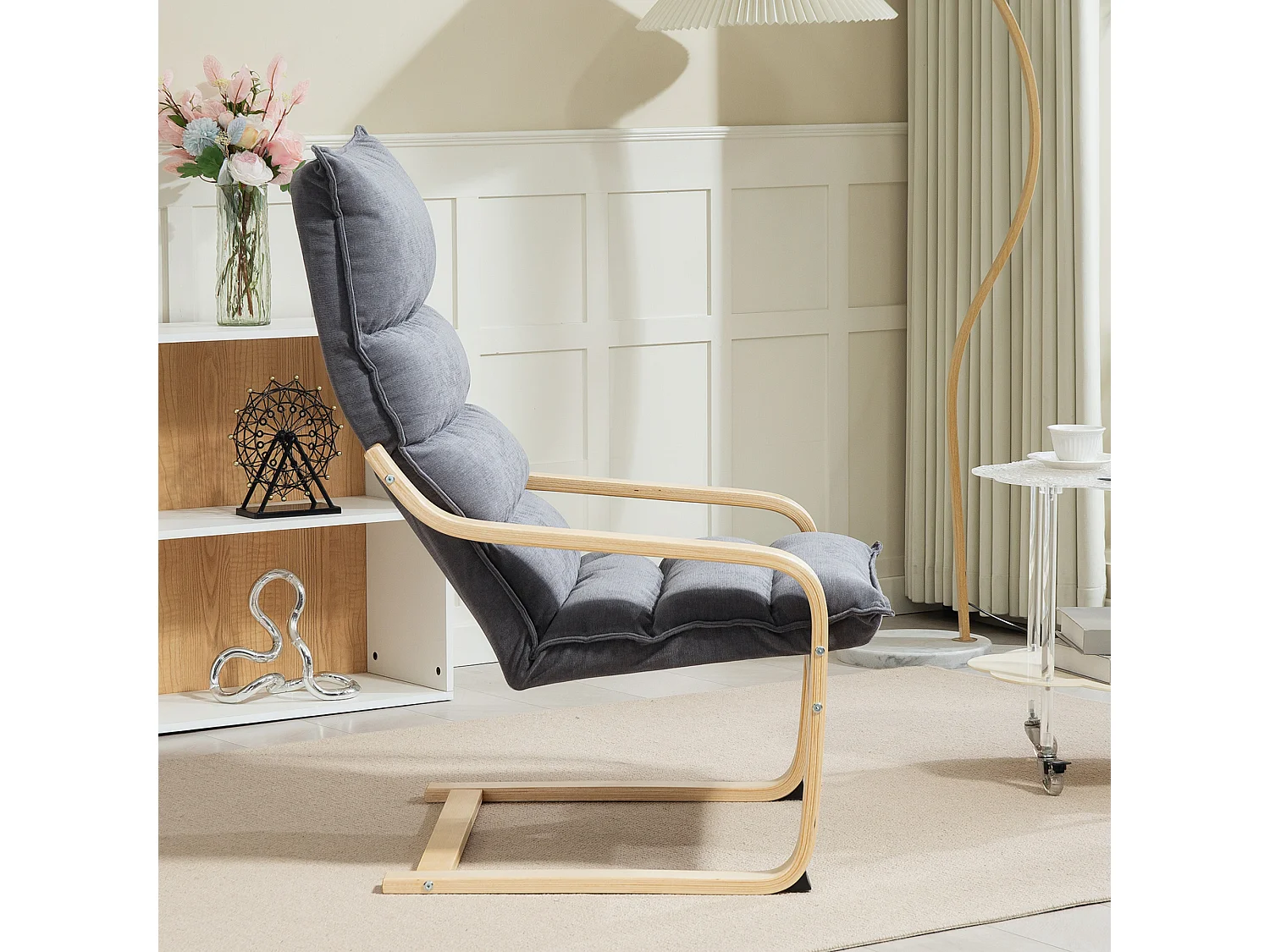 Poltrona a dondolo con cuscini spessi in velluto e legno grigio