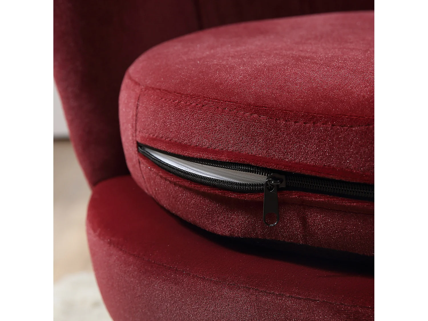 Poltroncina vintage di design da camera in velluto rosso