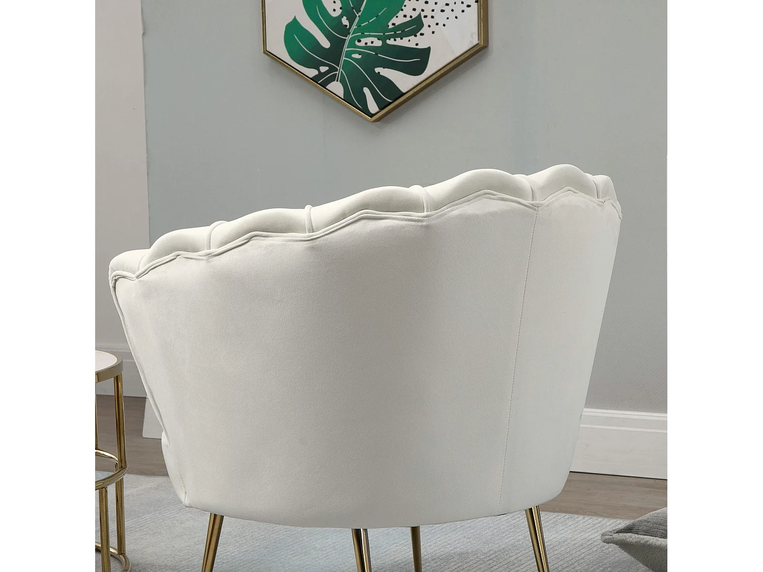 Poltrona di design stile vintage imbottita in velluto crema