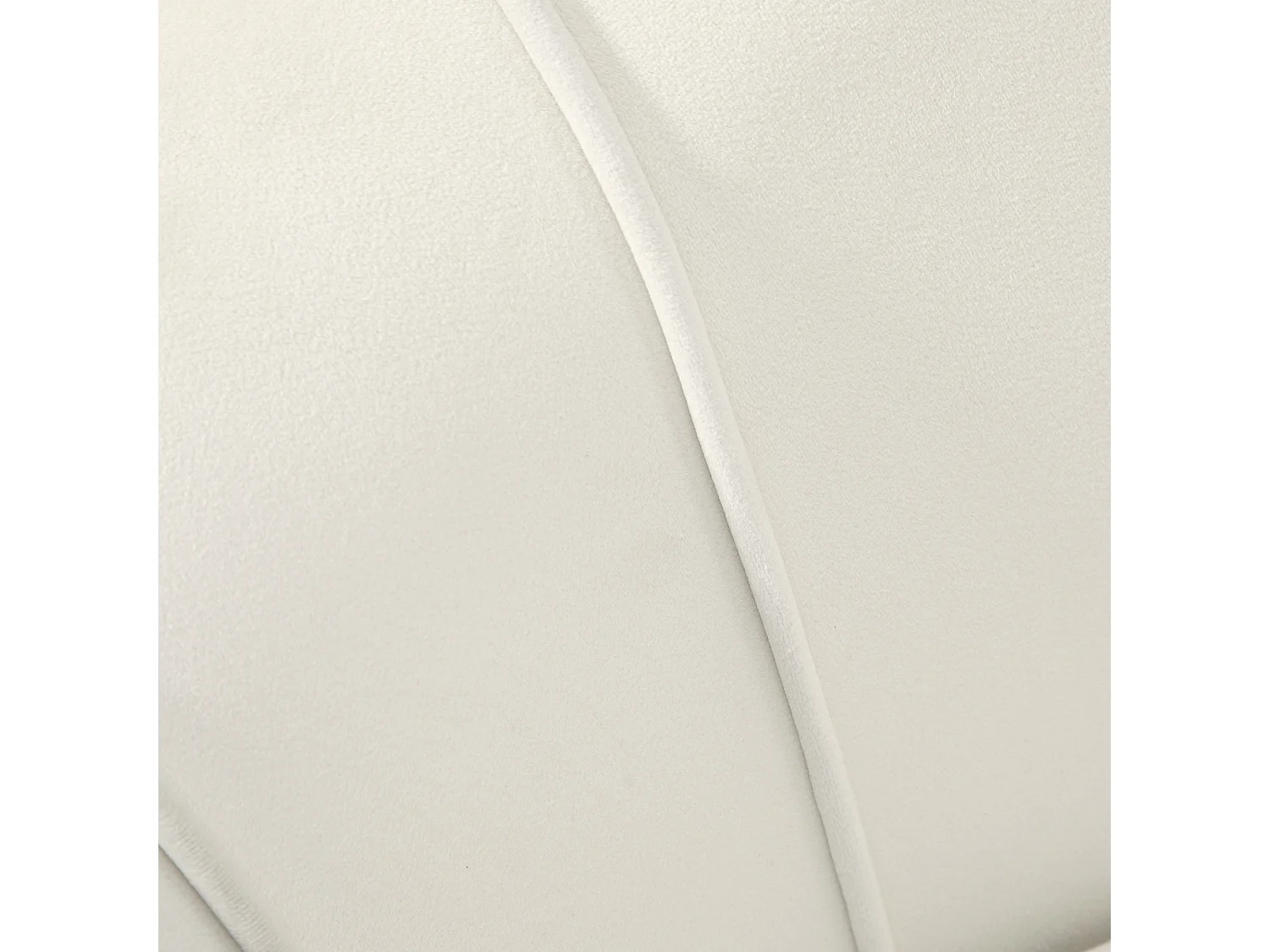 Poltrona di design stile vintage imbottita in velluto crema