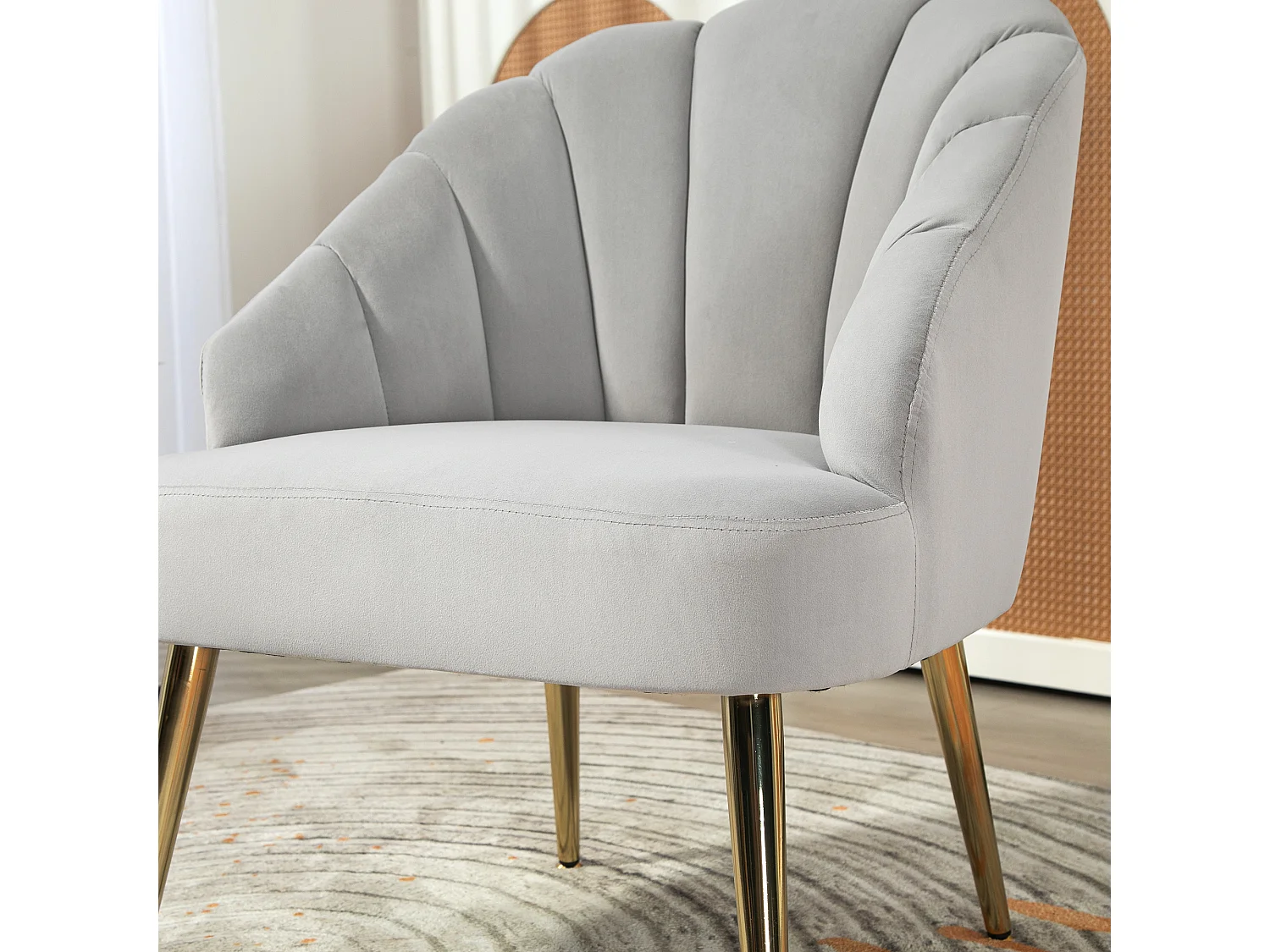 Poltroncina da camera con schienale a conchiglia in velluto grigio