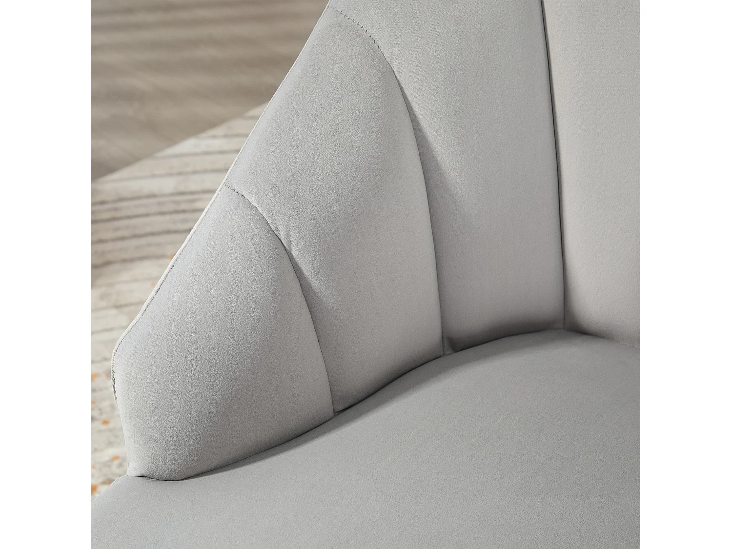 Poltroncina da camera con schienale a conchiglia in velluto grigio