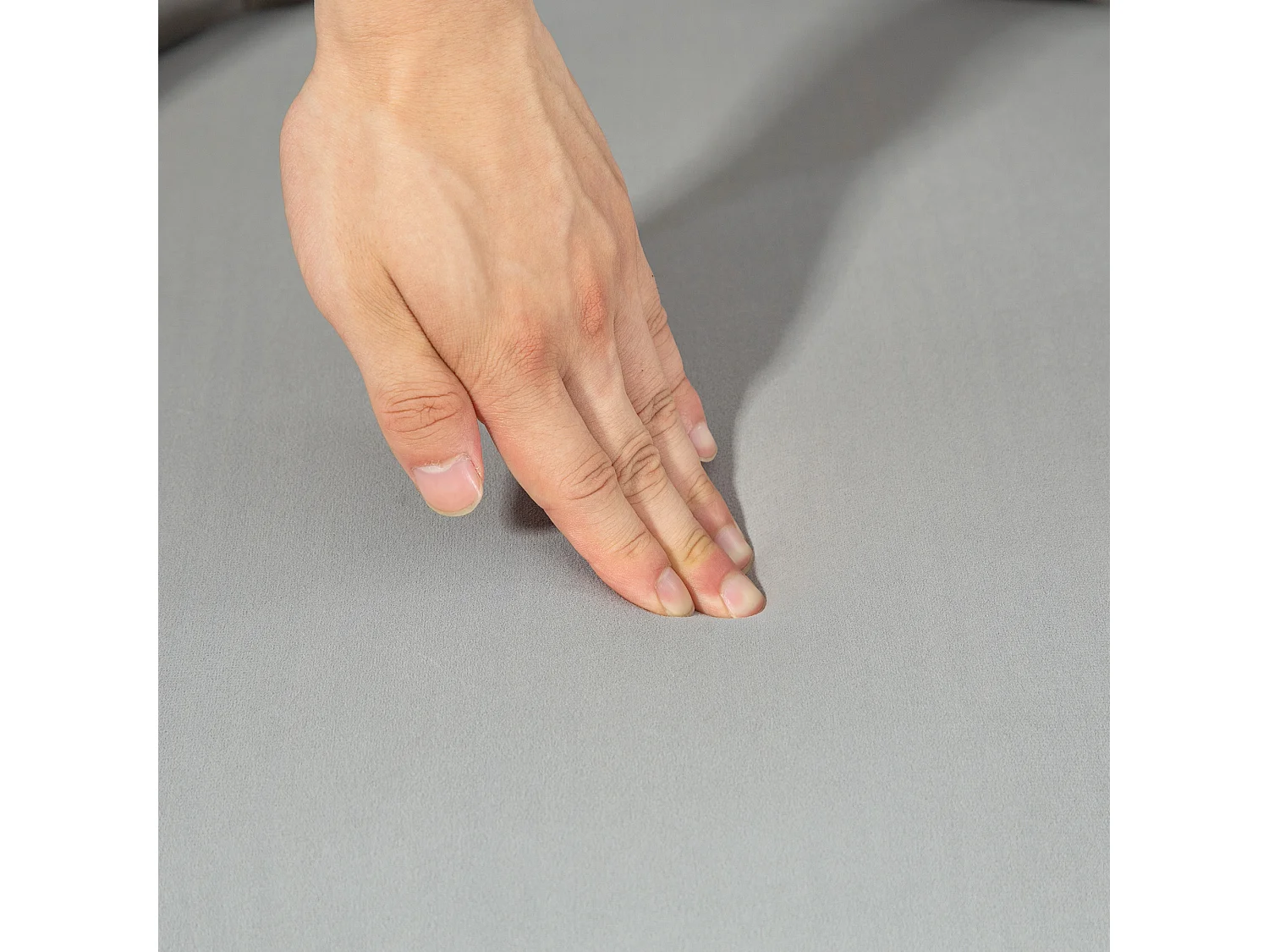 Poltroncina da camera con schienale a conchiglia in velluto grigio