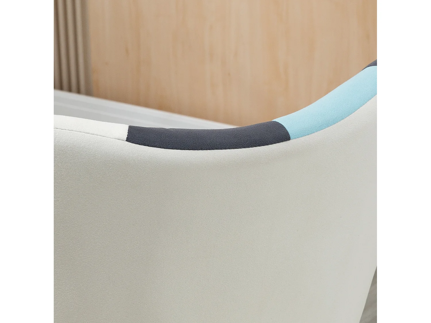 Poltroncina da camera in velluto trapuntato e gambe in legno