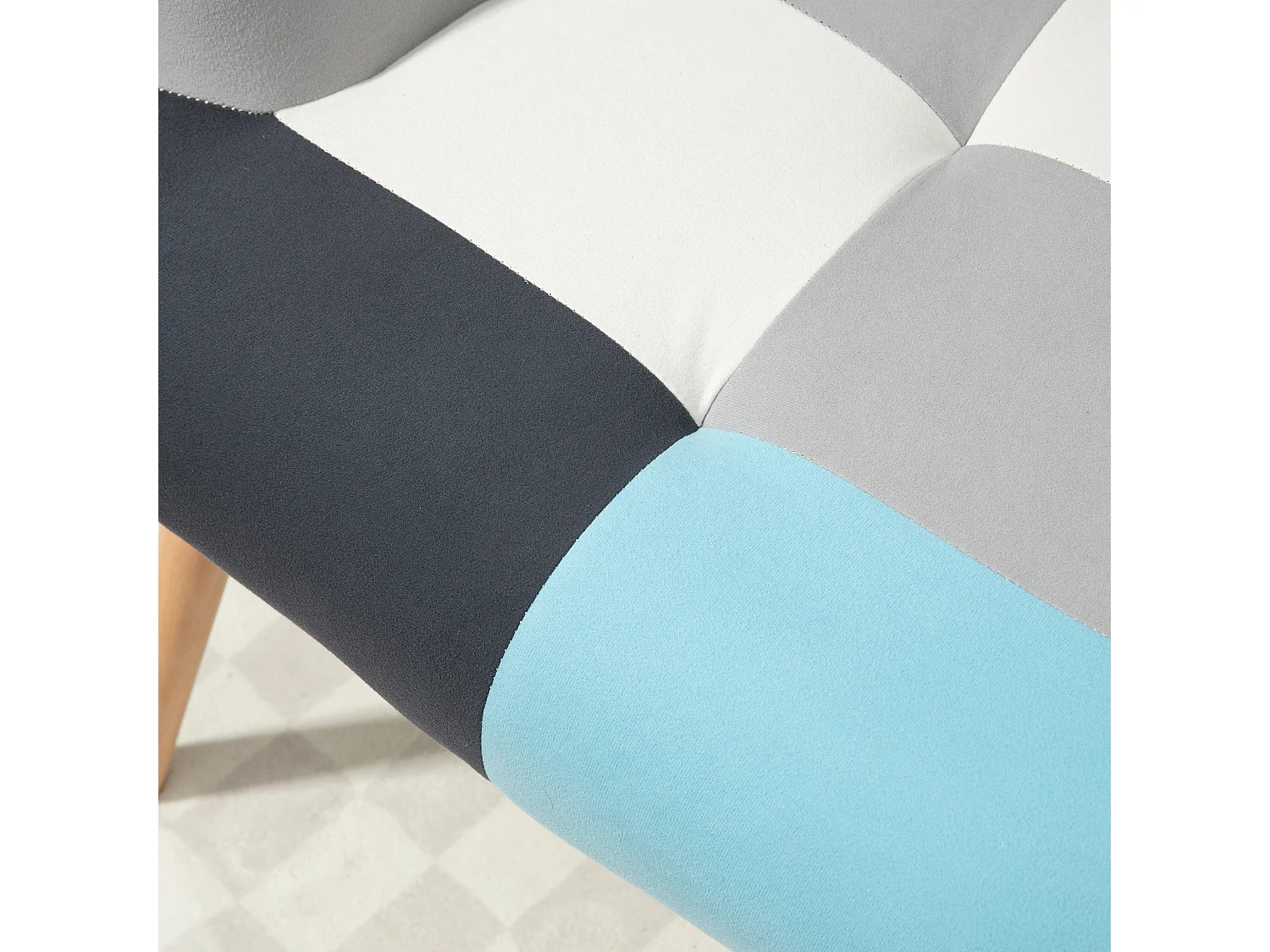 Poltroncina da camera in velluto trapuntato e gambe in legno