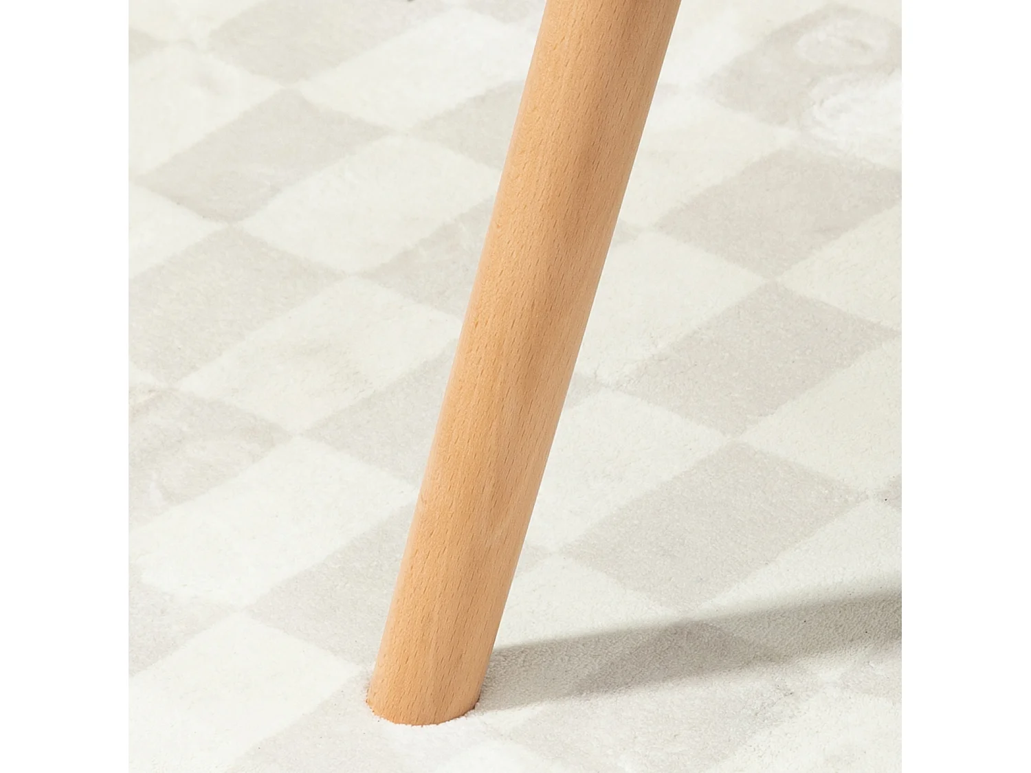 Poltroncina da camera in velluto trapuntato e gambe in legno