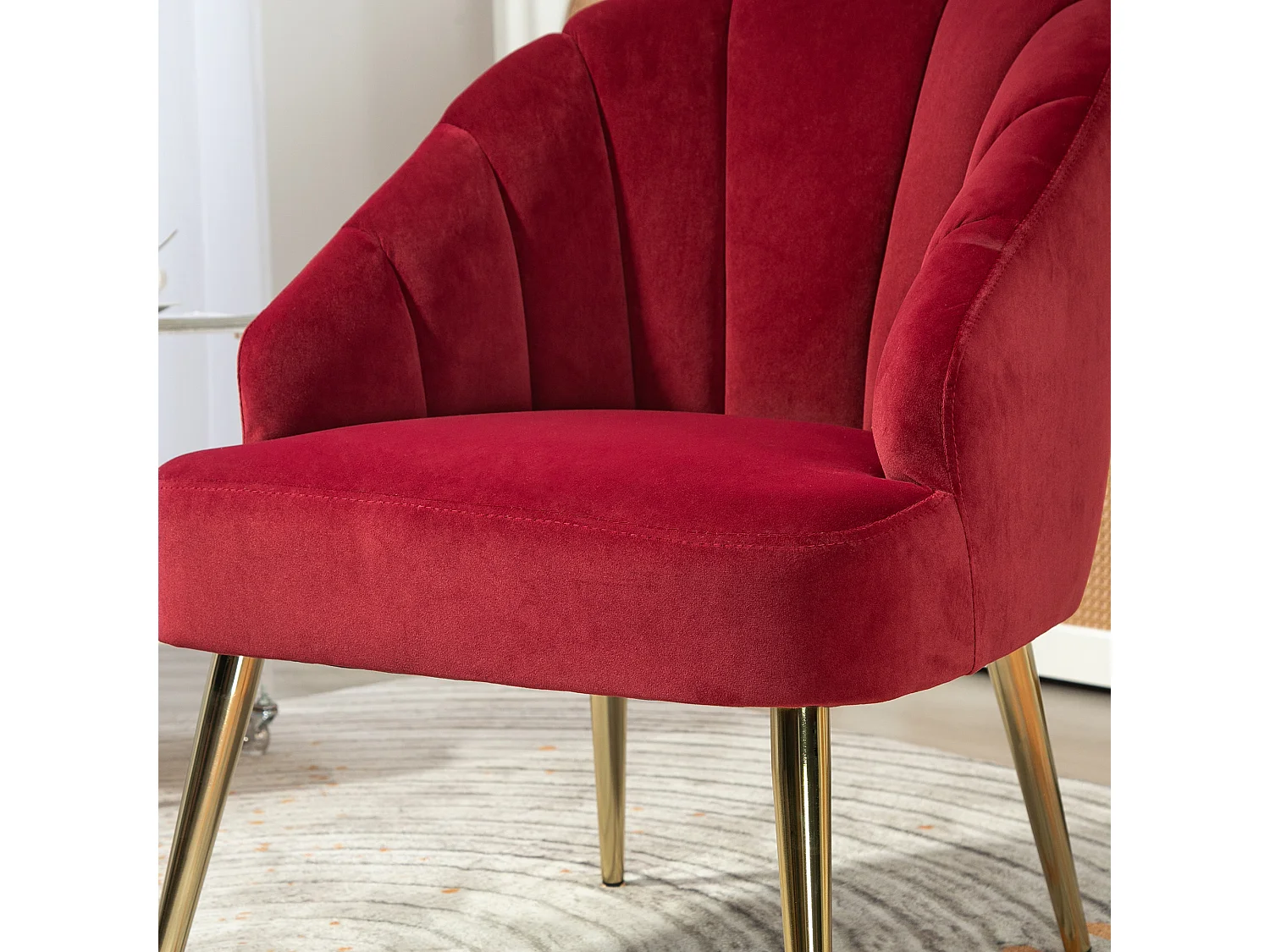 Poltroncina da camera con schienale a conchiglia in velluto rosso