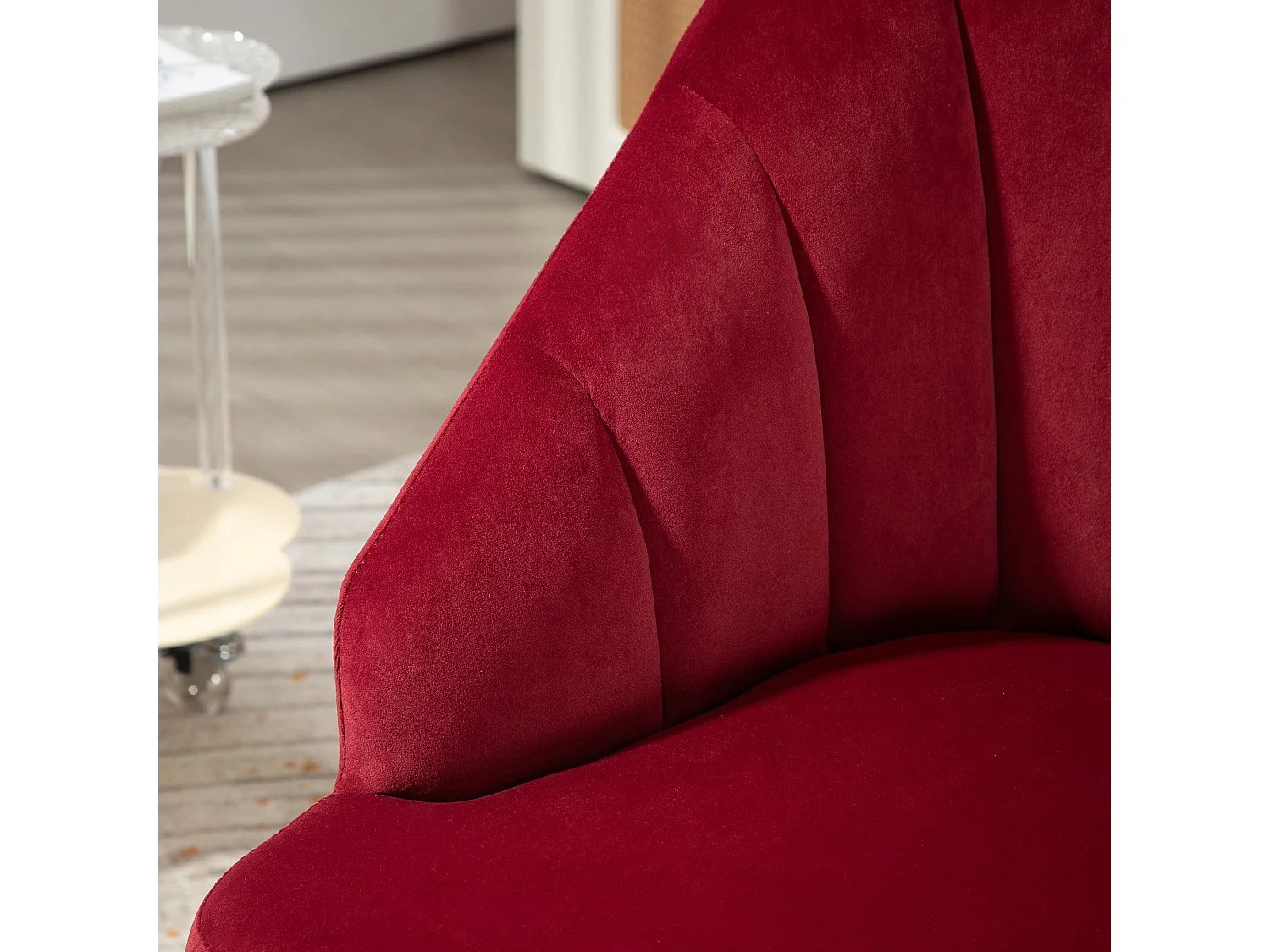 Poltroncina da camera con schienale a conchiglia in velluto rosso