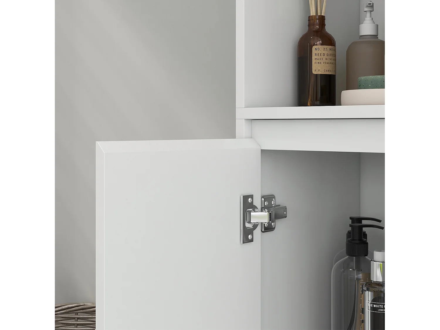 Mobile bagno con 3 ripiani aperti e armadietto a un'anta bianco