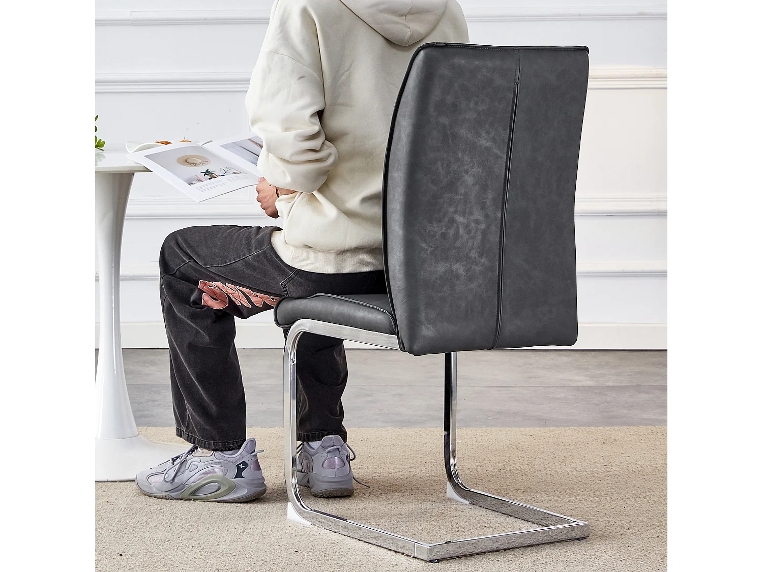 Chaise élégante en PU gris avec texture effet cuir, design européen, pieds métalliques argentés (44x44.5x99 cm)