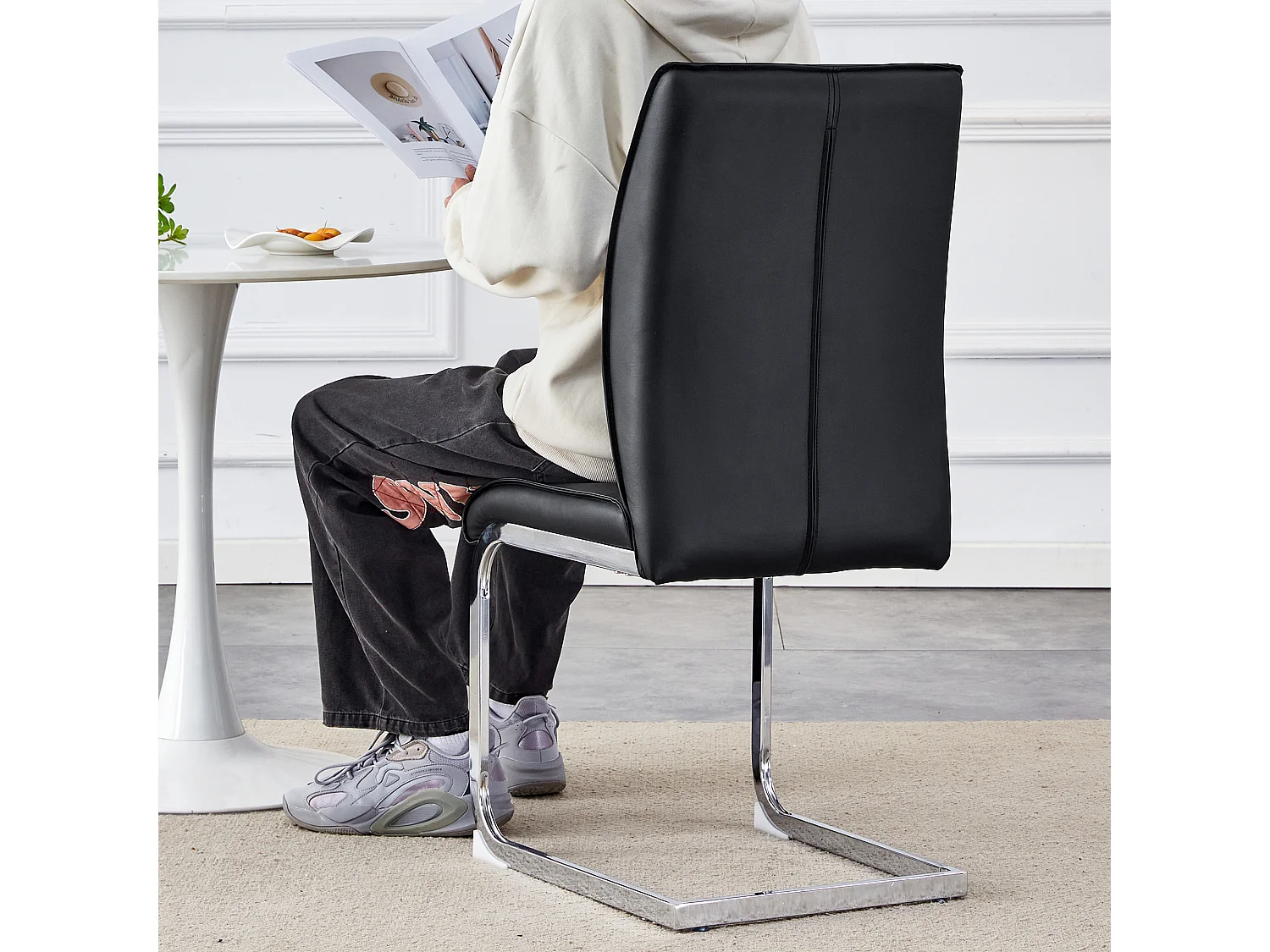 Chaise élégante en PU noir, design moderne, pieds métalliques argentés (44x44.5x99 cm)