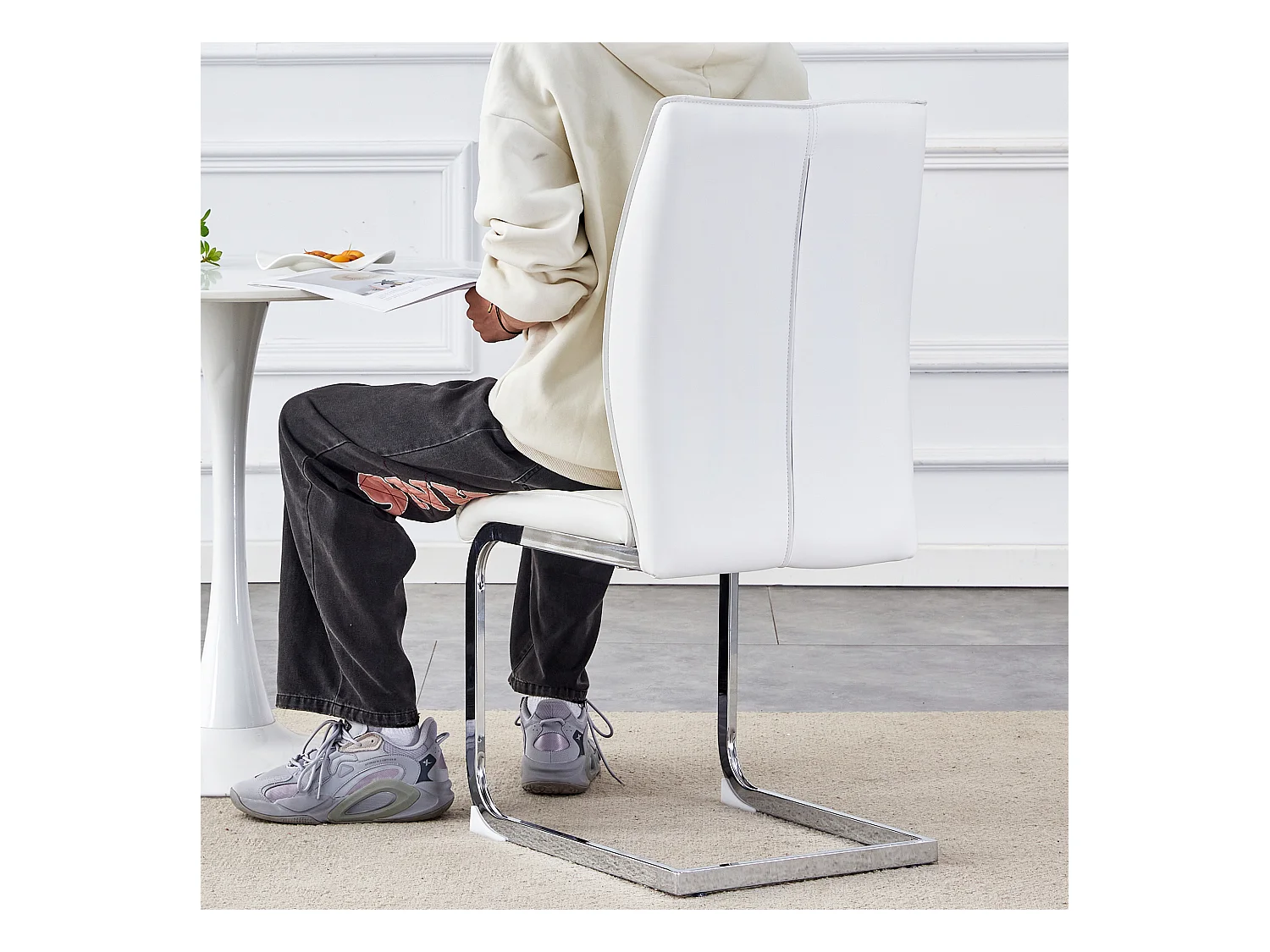 Elegante sedia in PU bianco, comfort ottimale, gambe in metallo argentato (44x44,5x99 cm)