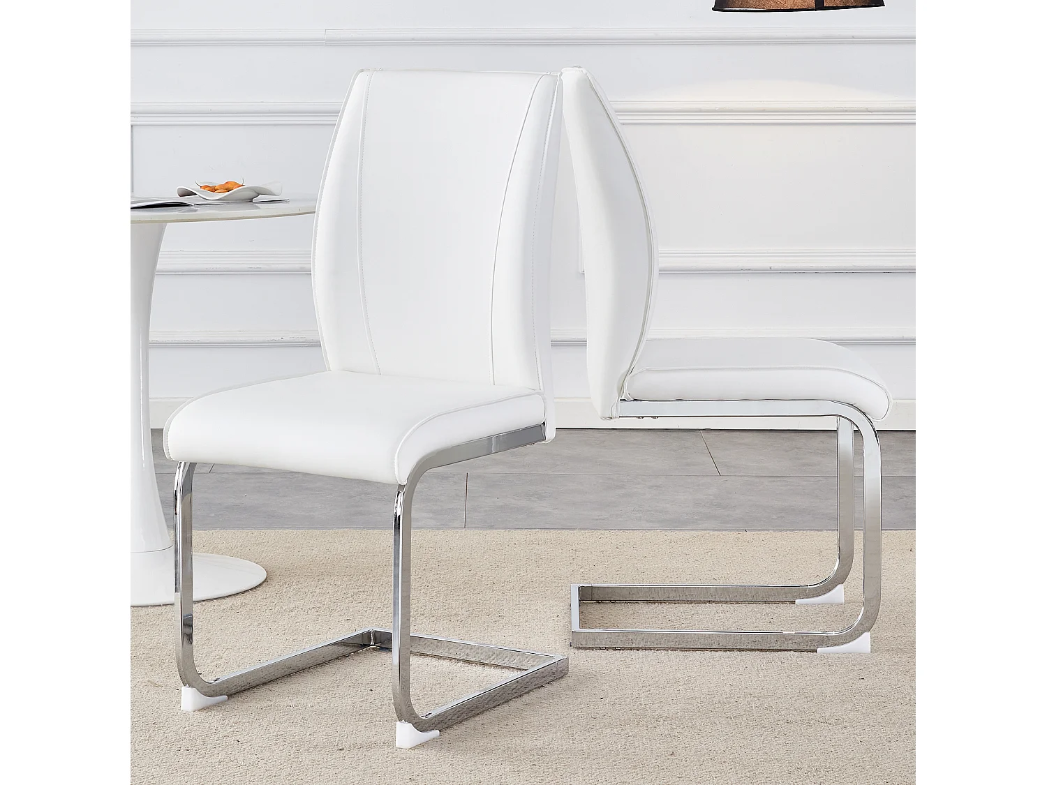 Chaise élégante en PU blanc, confort optimal, pieds métalliques argentés (44x44.5x99 cm)