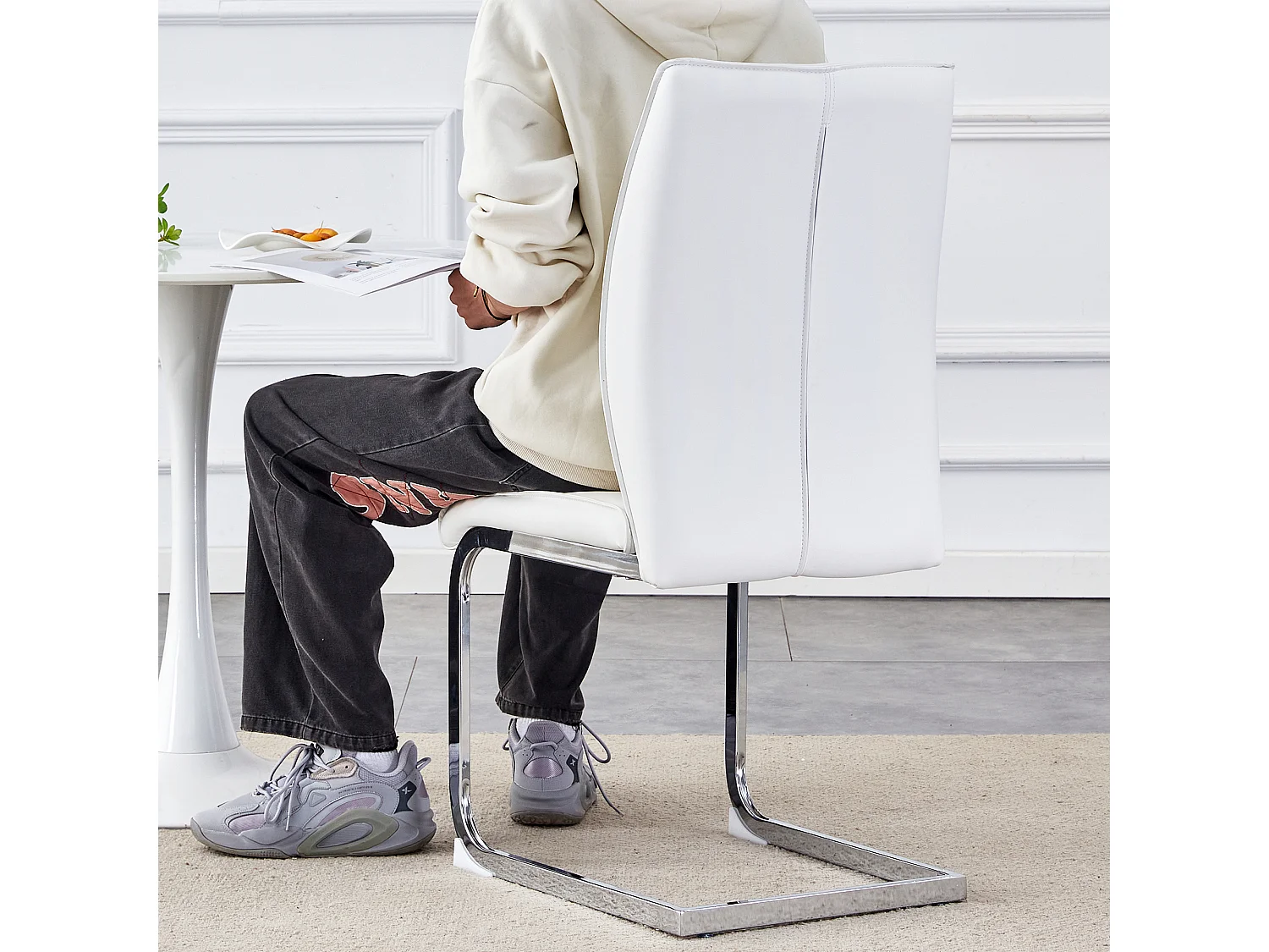 Chaise élégante en PU blanc, confort optimal, pieds métalliques argentés (44x44.5x99 cm)