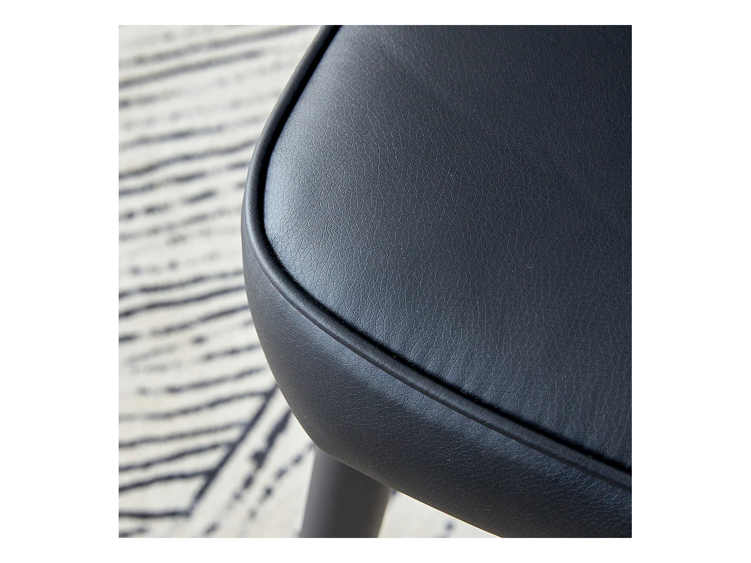 Sedia da pranzo moderna, PU nero, gambe in metallo nero, design minimalista (44x44,5x99 cm)